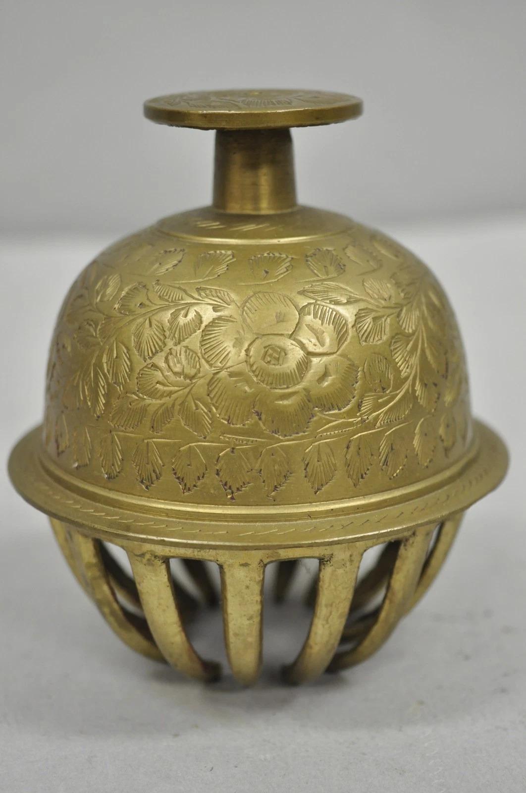 Campana anglo-indiana d'ottone massiccio con incisione a forma di artiglio di elefante su supporto in vendita 1