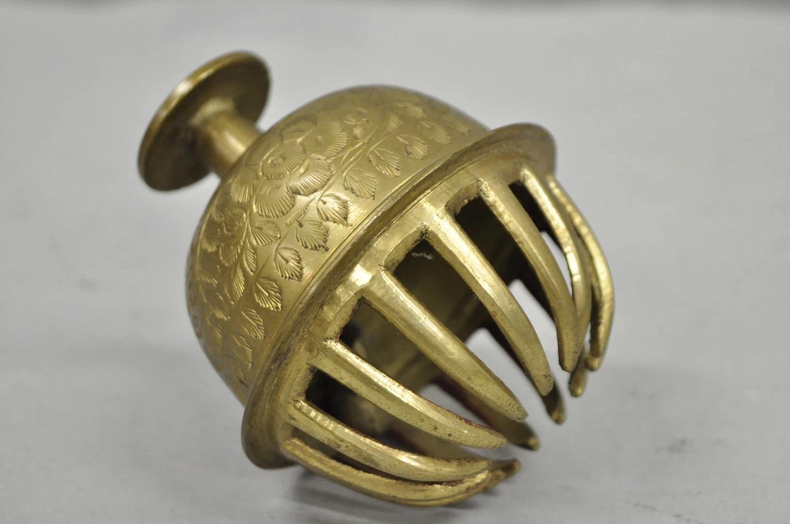 Campana anglo-indiana d'ottone massiccio con incisione a forma di artiglio di elefante su supporto in vendita 2