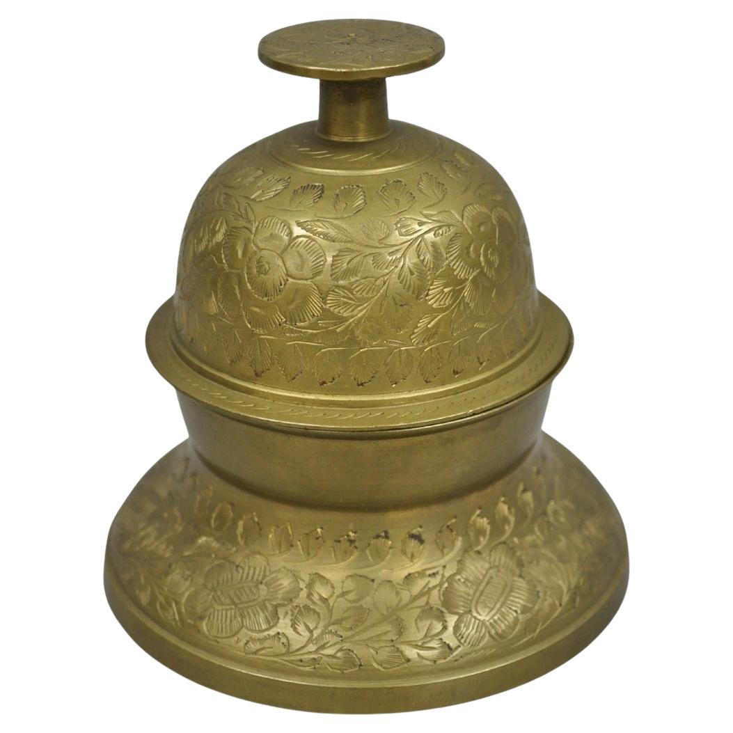 Campana anglo-indiana d'ottone massiccio con incisione a forma di artiglio di elefante su supporto in vendita