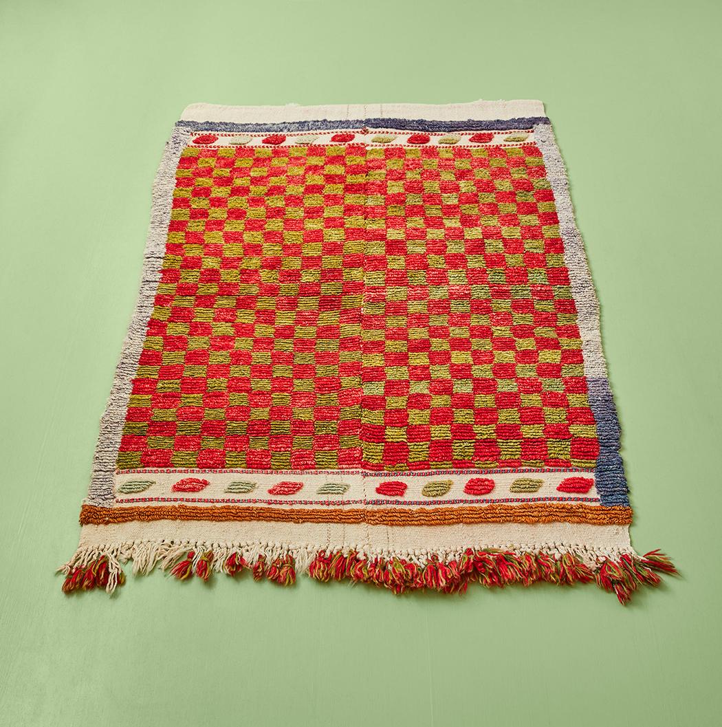 
Türkei, Vintage By

Angora-Schlingenteppich mit rotem und grünem Karomuster.

H 150 x B 100 cm
