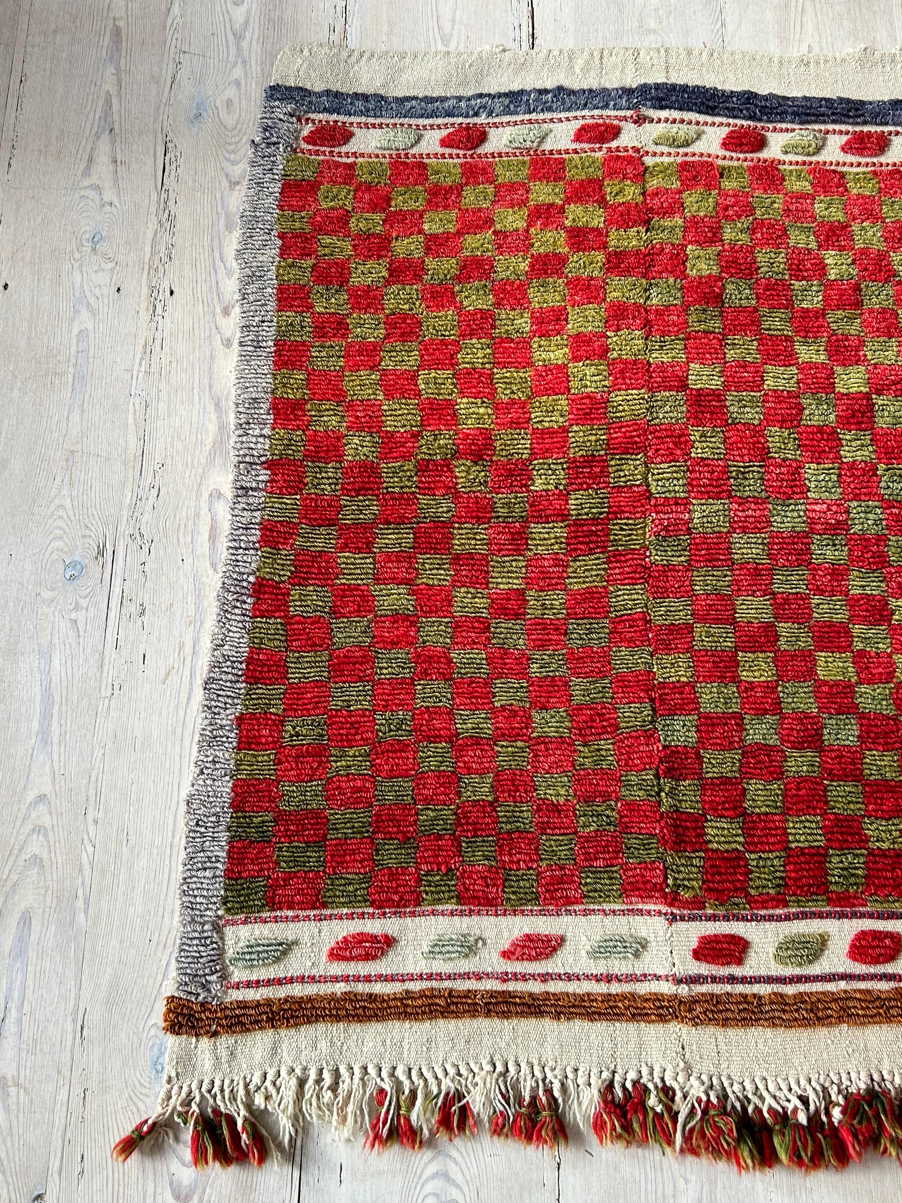 Vintage Angora Loop Pile Rug in Red & Green Check Pattern, Turkey, 20th Century In Good Condition For Sale In Copenhagen K, DK