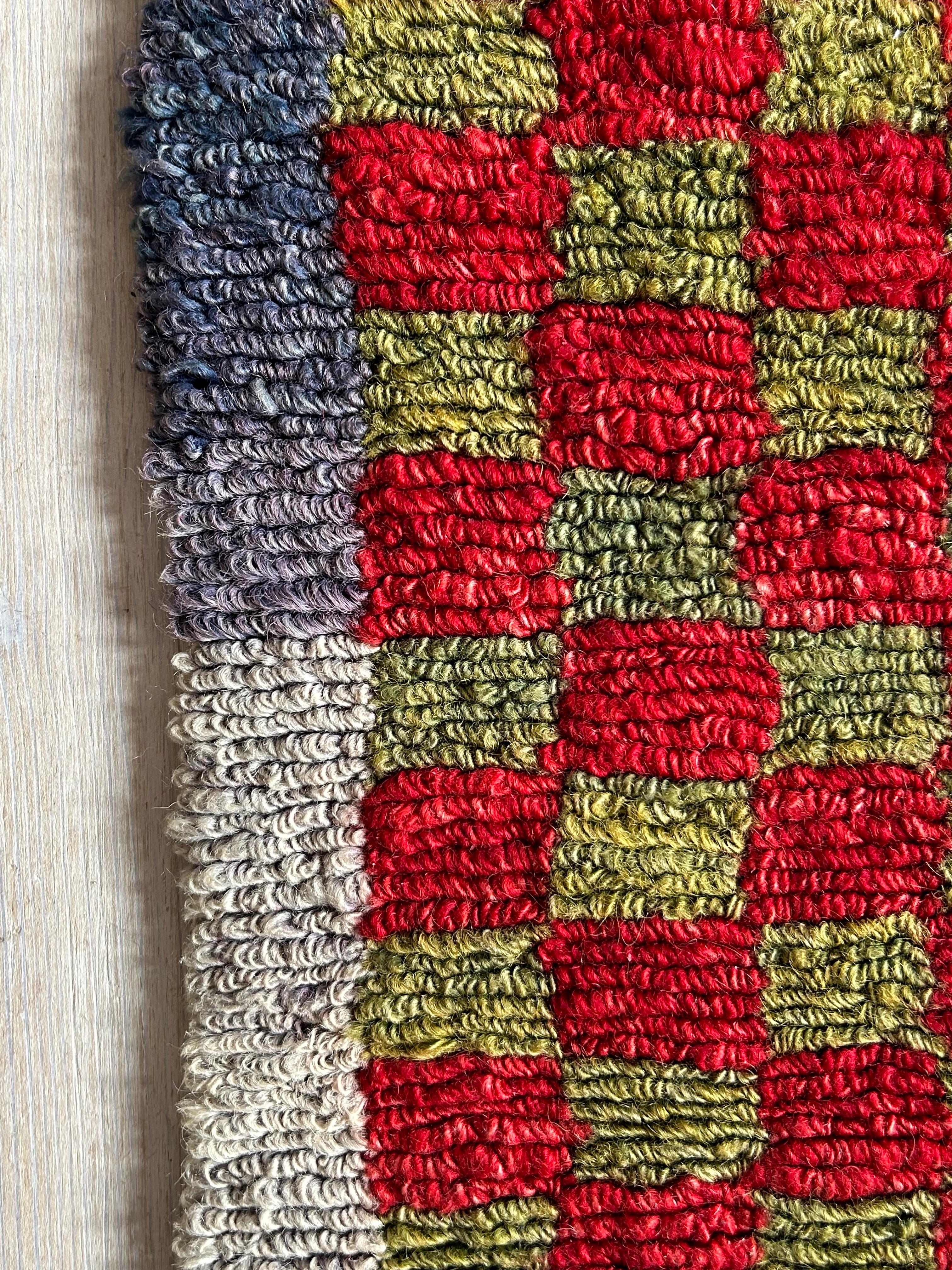 Vintage Angora Loop Pile Teppich in Rot- und Grün kariertem Muster, Türkei, 20. Jahrhundert im Angebot 3