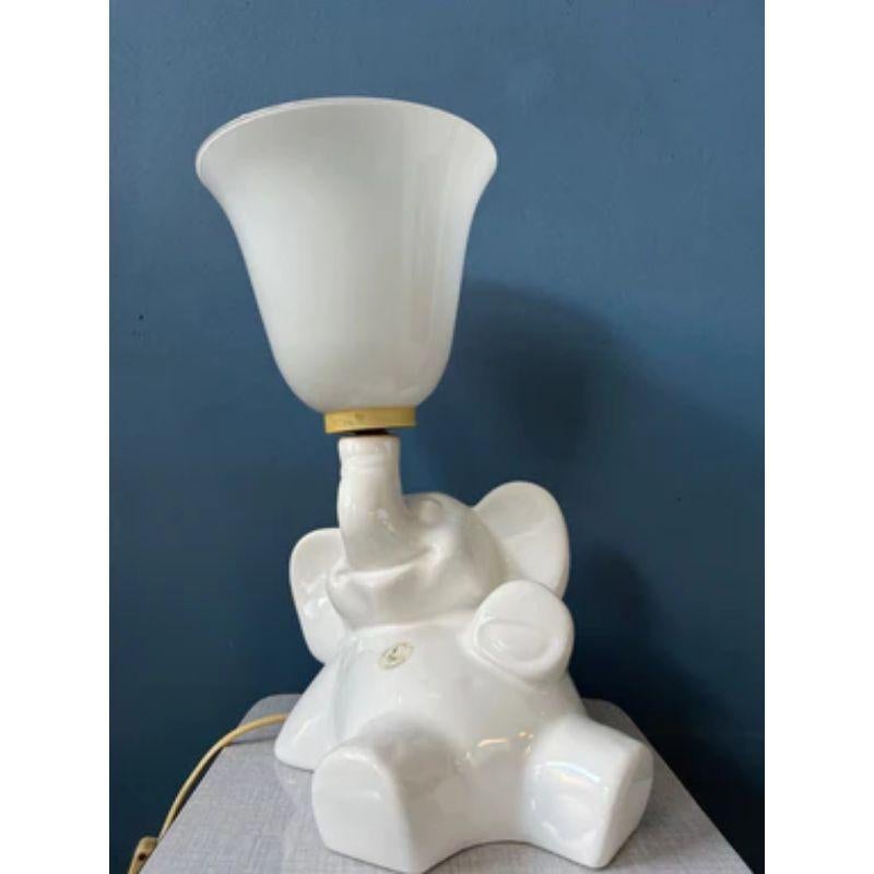Ère spatiale Lampe de bureau vintage en verre en porcelaine avec éléphant en forme d'animal en vente