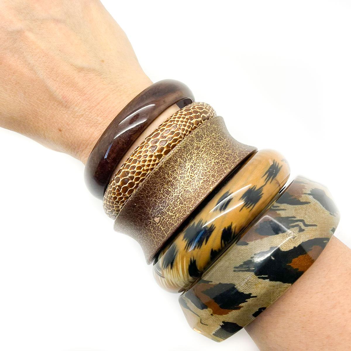 Un braccialetto vintage con stampa animale. Abbiamo creato questa favolosa pila di braccialetti con stampa animalier per ottenere il massimo impatto. Abbinala e goditela al massimo, dividila tra i polsi, indossa i tuoi preferiti singolarmente e