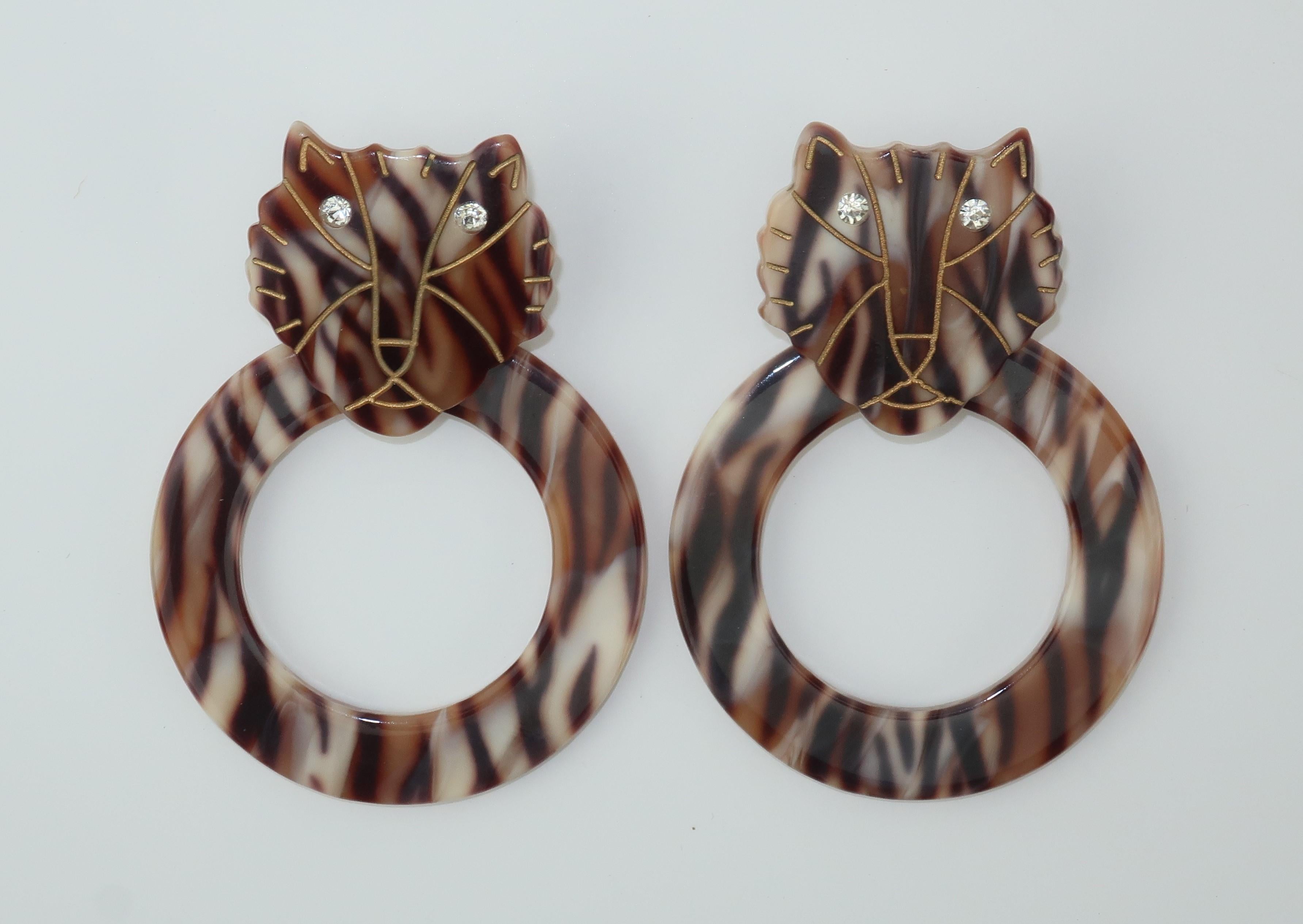 Vintage Animal Print Door Knocker Style Hoop Earrings In Excellent Condition In Atlanta, GA