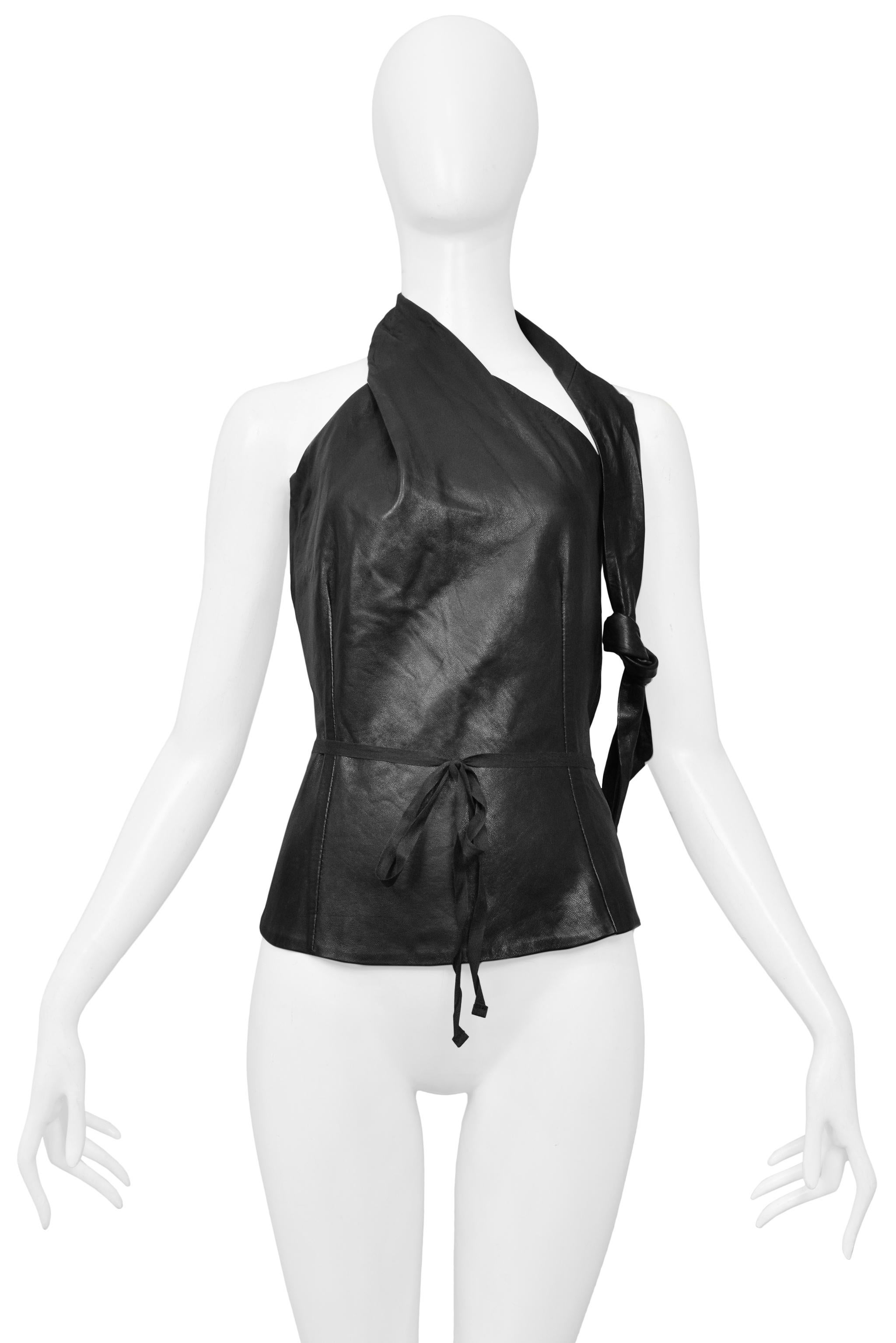 Resurrection Vintage se complace en ofrecer un top vintage Ann Demeulemeester de piel de cordero negra con escote halter drapeado, espalda abierta, lazo en la cintura e interior forrado. 

Ann Demeulemeester
Talla 36
Piel
Fabricado en