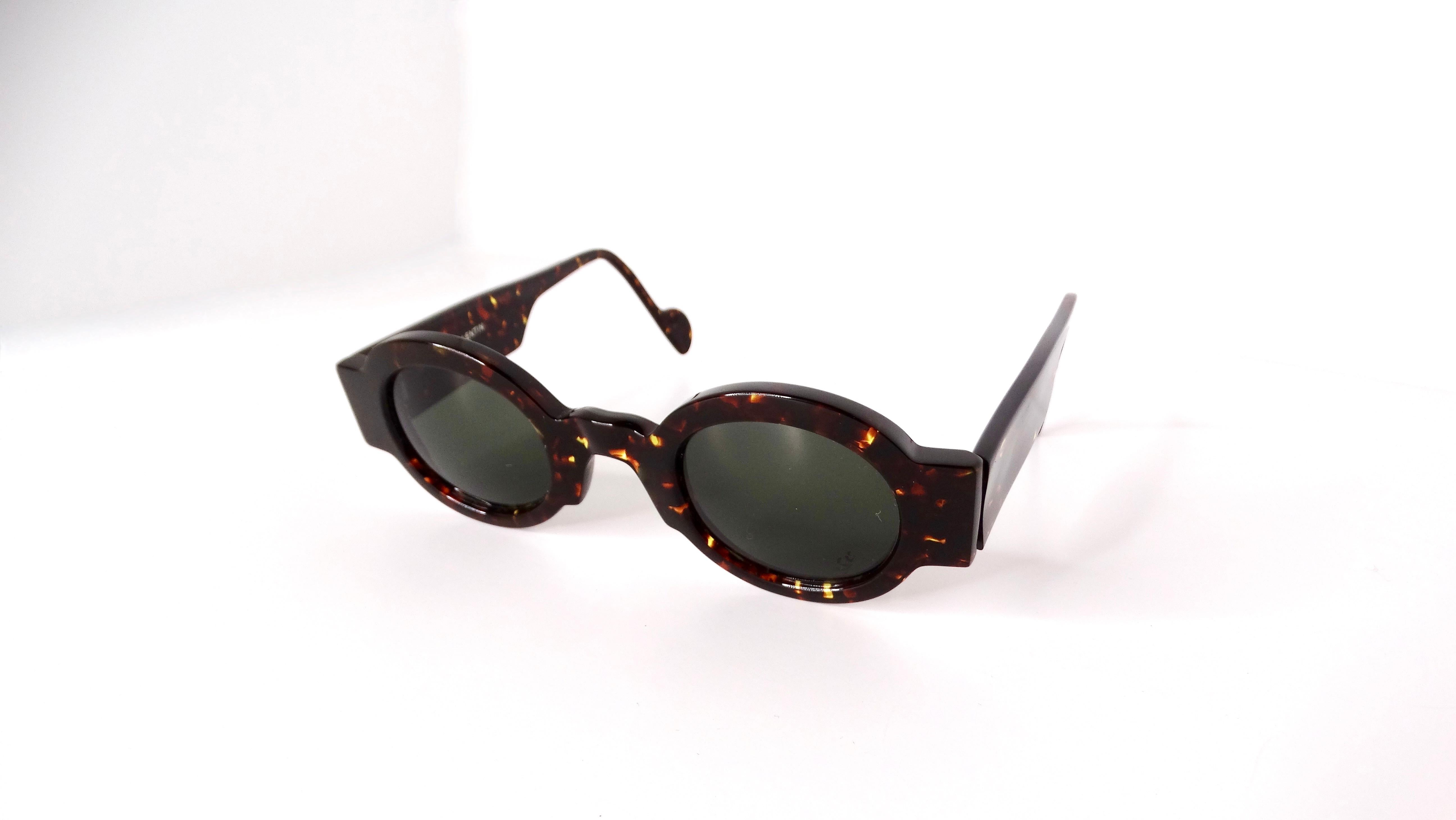 The Vintage Anne Et Valentin Round Tortoise Tinted Sunglasses exude a classic yet contemporary charm that adds a touch of sophistication to any ensemble. Crafted with high-quality materials, these stunning eyewear pieces feature a distinctive