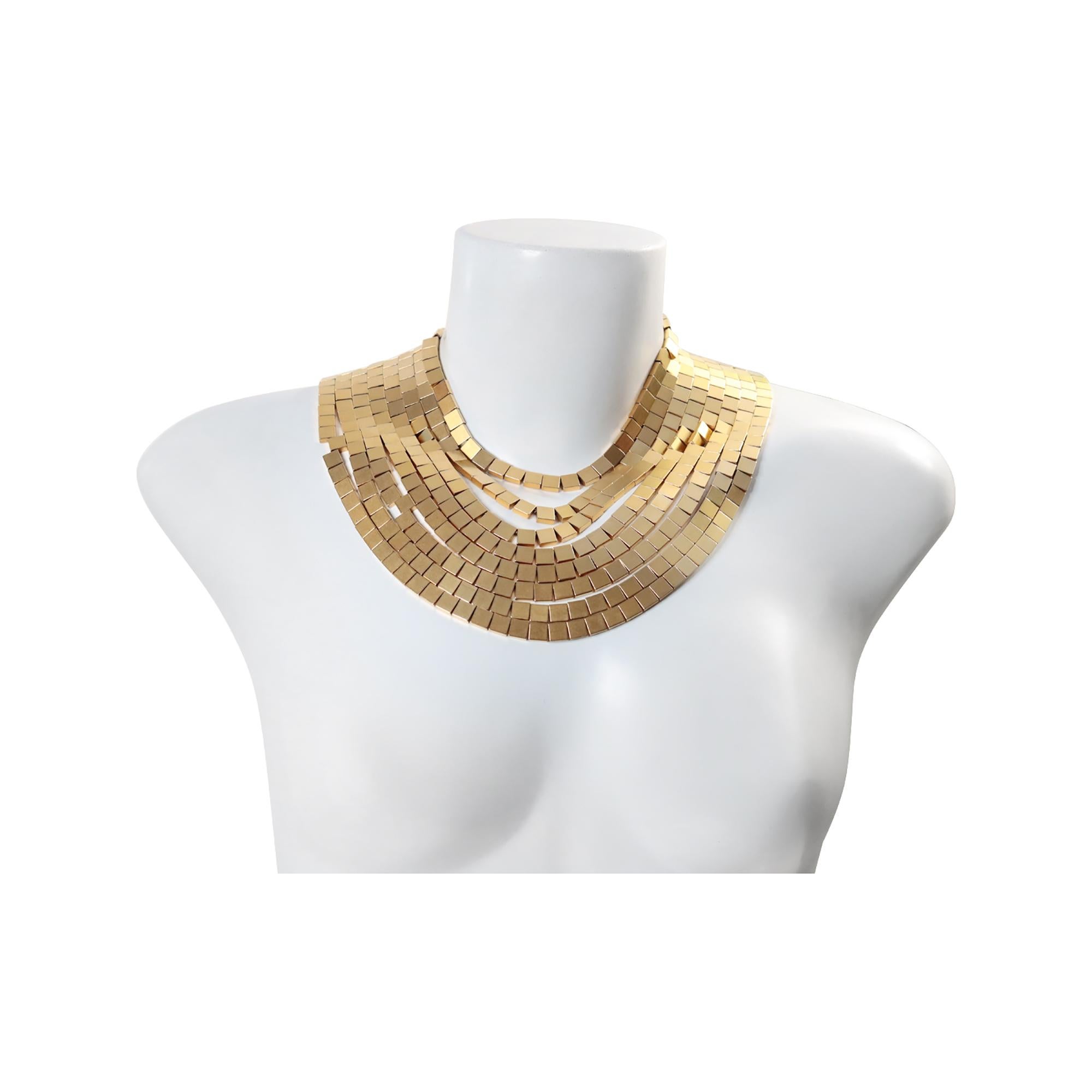 Vintage Anne Klein Couture Collana a 8 fili in tonalità oro, circa anni '80. Questa è una delle collane più belle che abbia mai avuto nella mia collezione, oltre che la più ben fatta e la più bella.  È composto da piccoli quadrati su filo, in modo