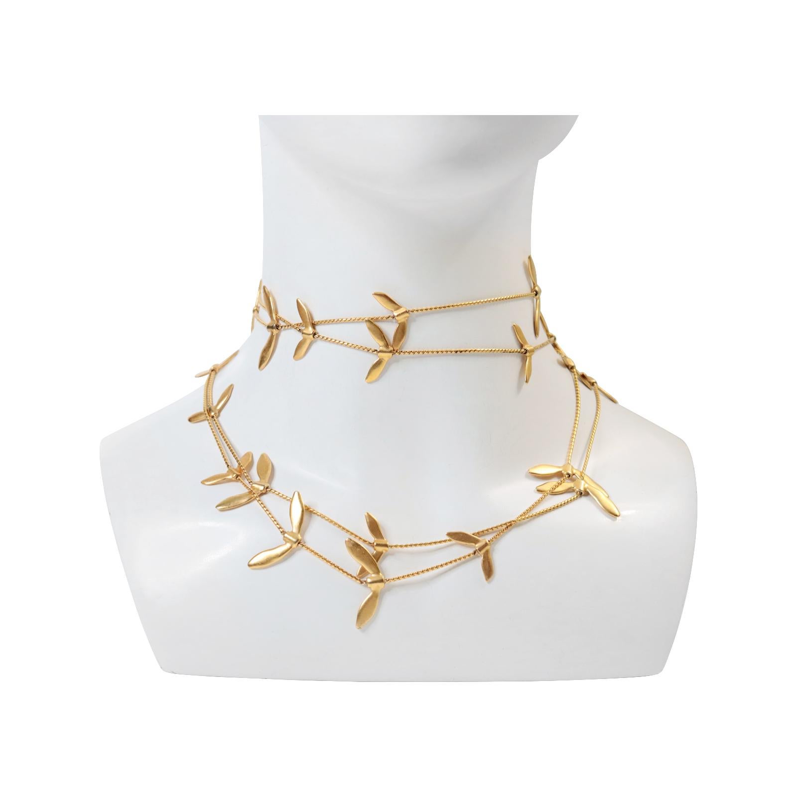 Collar largo vintage Anne Klein Couture en tono dorado Circa años 80.  Se puede llevar doblado, triplicado y doblado con el collar contra el cuello, como muestran mis fotos.   Este collar es único porque presenta una cadena más fina con palomas