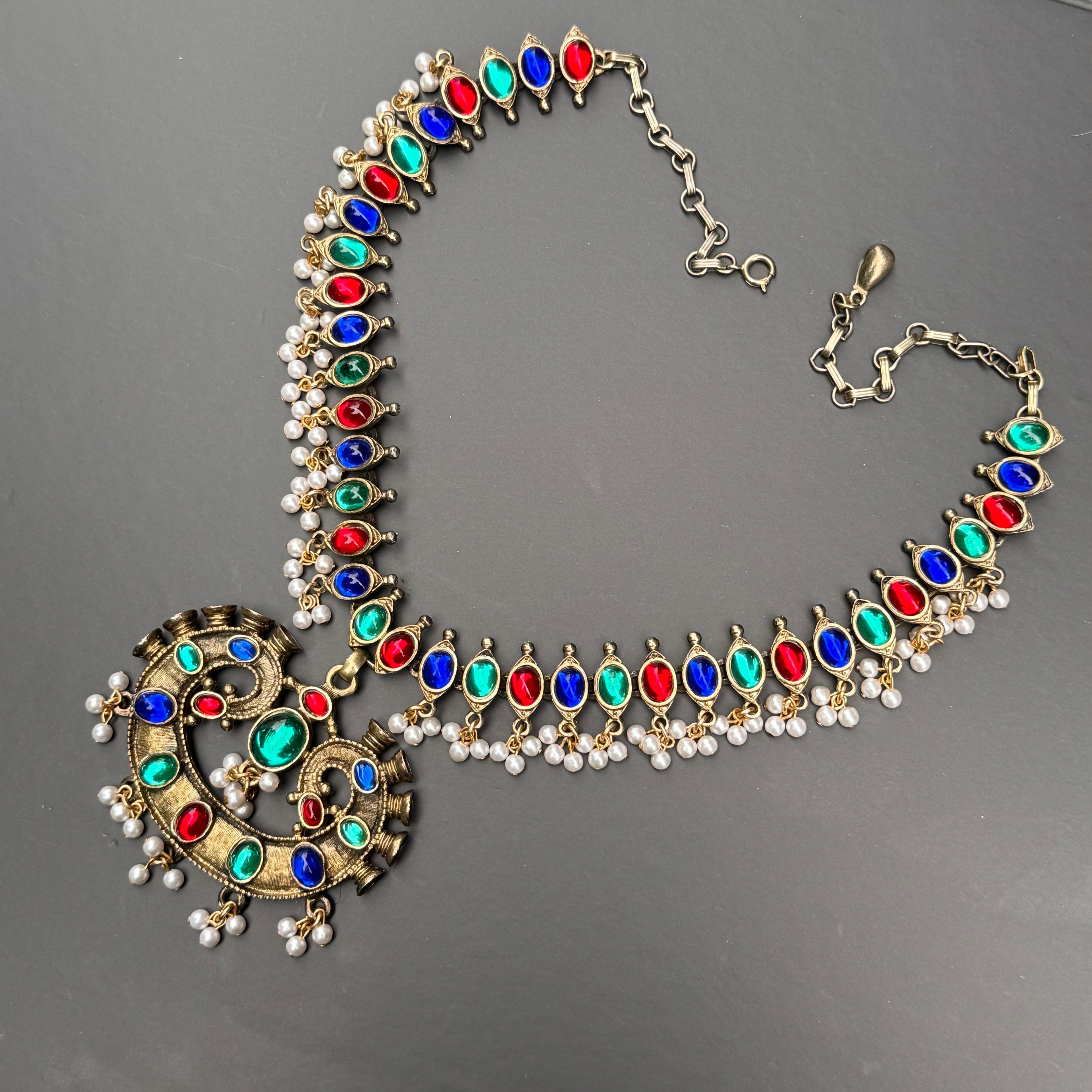 Vintage Anne Klein Couture Collana con catena con ciondolo Mughal/Mogul - Un pezzo da collezione di Anne Klein Couture, questa collana presenta un grande ciondolo ispirato agli opulenti elementi architettonici e decorativi dell'India Mughal. Firmato
