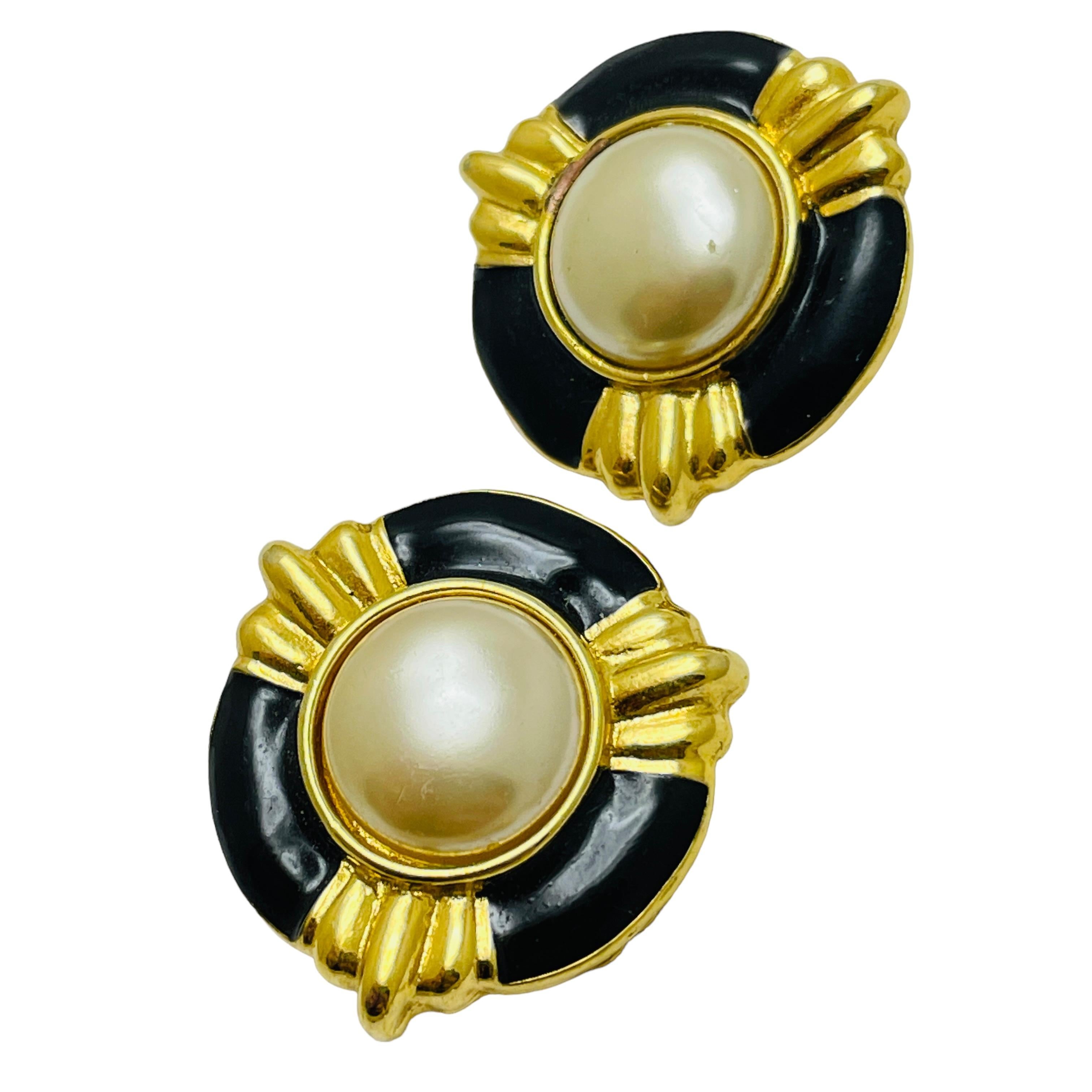 DETAILS

• unsigned ANNE KLEIN

• gold tone with enamel and faux pearl

• vintage designer earrings

MEASUREMENTS  

• 

CONDITION

•  very good vintage condition with minimal signs of wear 

 Sku 45

❤️❤️  VINTAGE DESIGNER JEWELRY ❤️❤️

❤️❤️ 