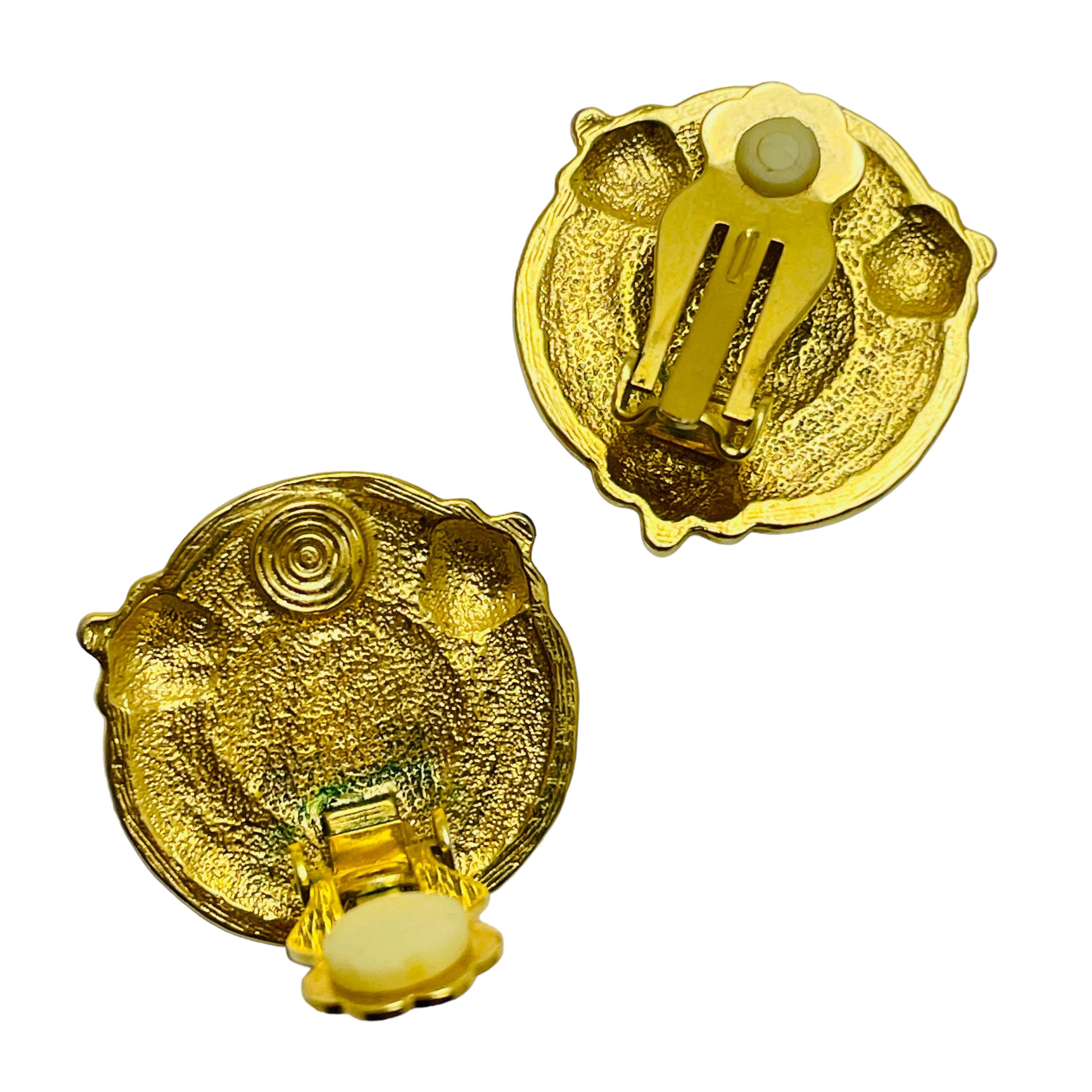 Vintage ANNE KLEIN gold enamel pearl designer clip on earrings In Good Condition For Sale In Palos Hills, IL
