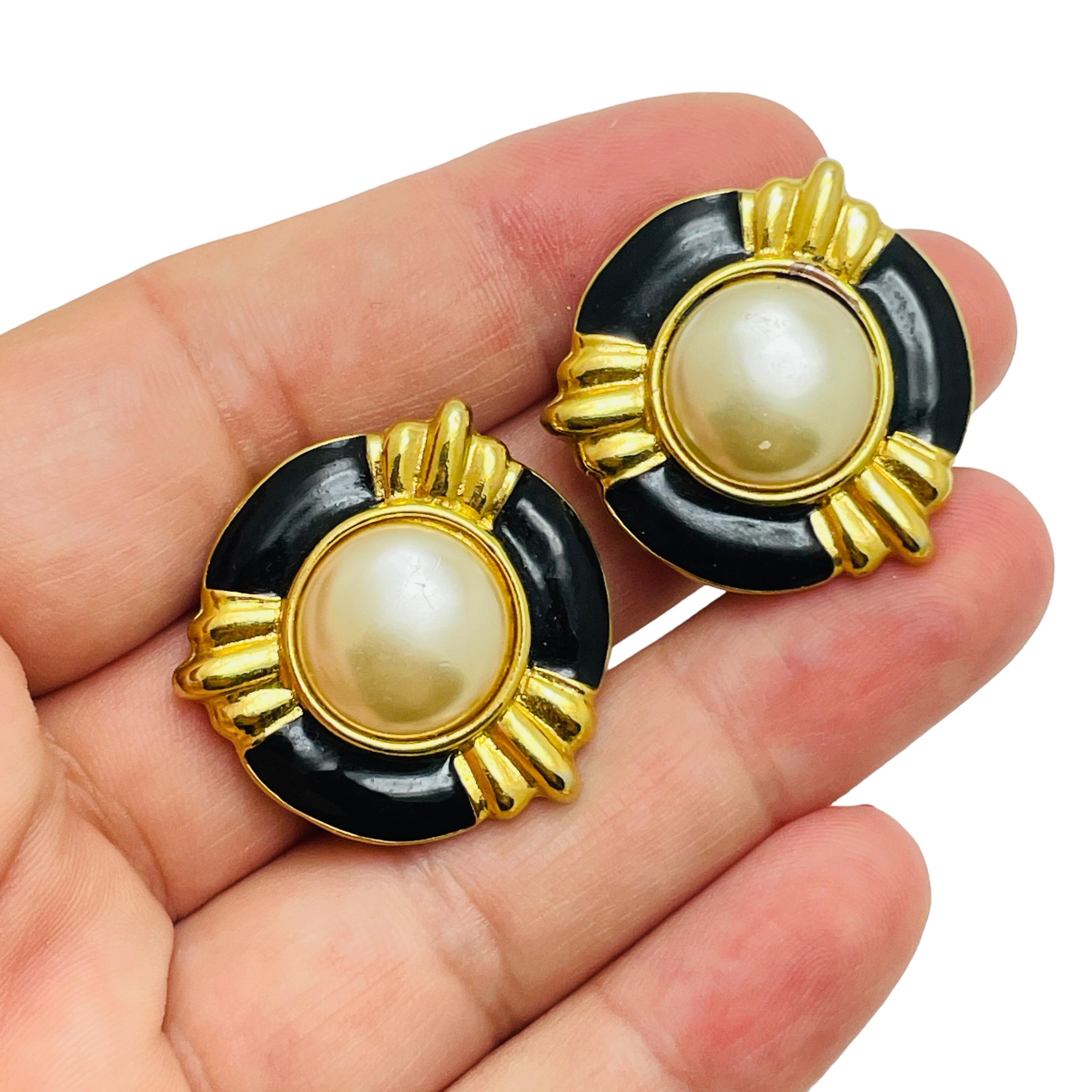 Women's Vintage ANNE KLEIN gold enamel pearl designer clip on earrings For Sale