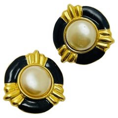 Boucles d'oreilles à clip vintage ANNE KLEIN en or, émail et perles.