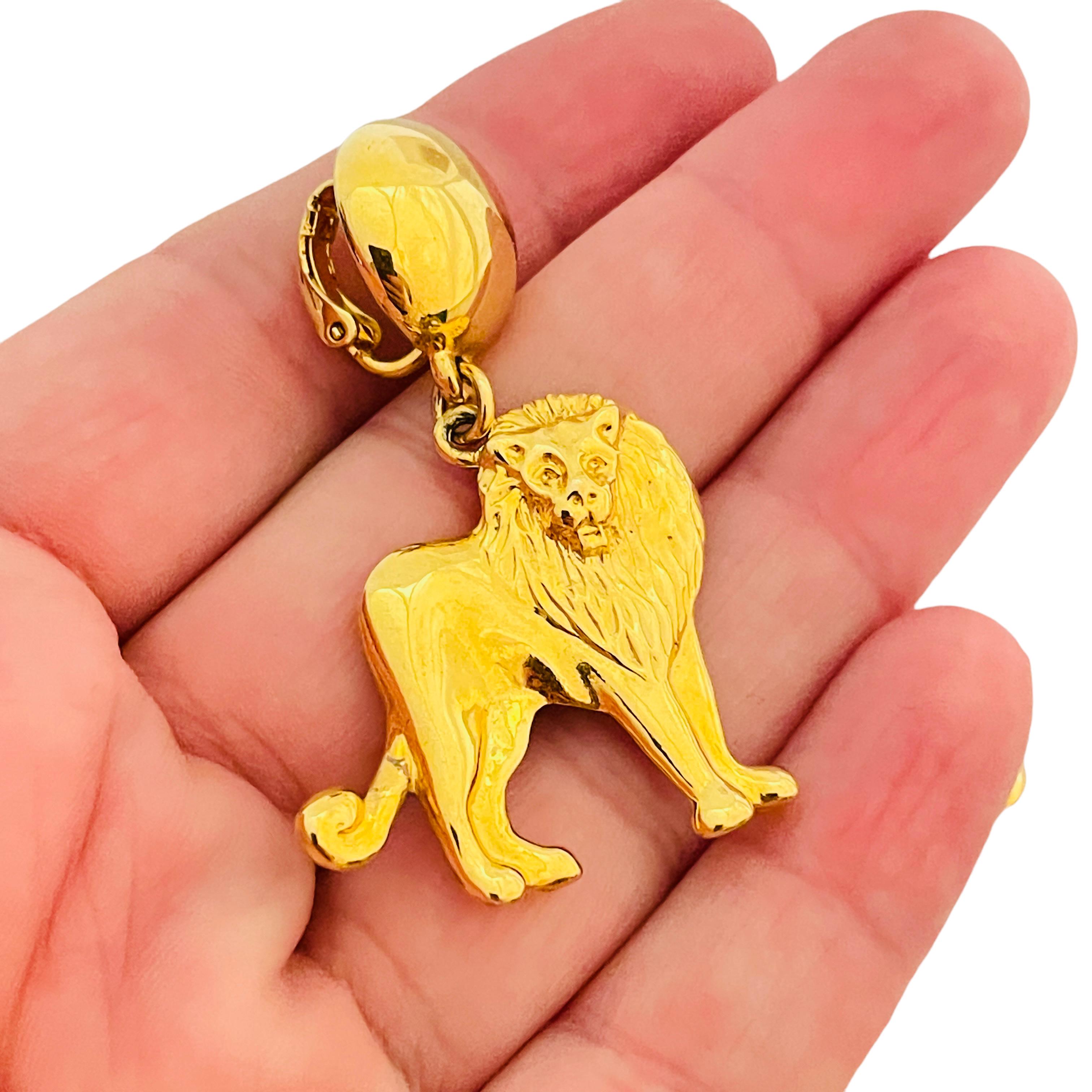 DETAILS

- • ohne Vorzeichen ANNE KLEIN

- • Goldton 

- • Vintage-Designer-Ohrringe
  

MASSNAHMEN  

- •

CONDIT

- •  sehr guter Vintage-Zustand mit minimalen Gebrauchsspuren 

 Sku 32

❤️❤️   VINTAGE-DESIGNER-SCHMUCK   ❤️❤️

❤️❤️  ALEXANDER'S