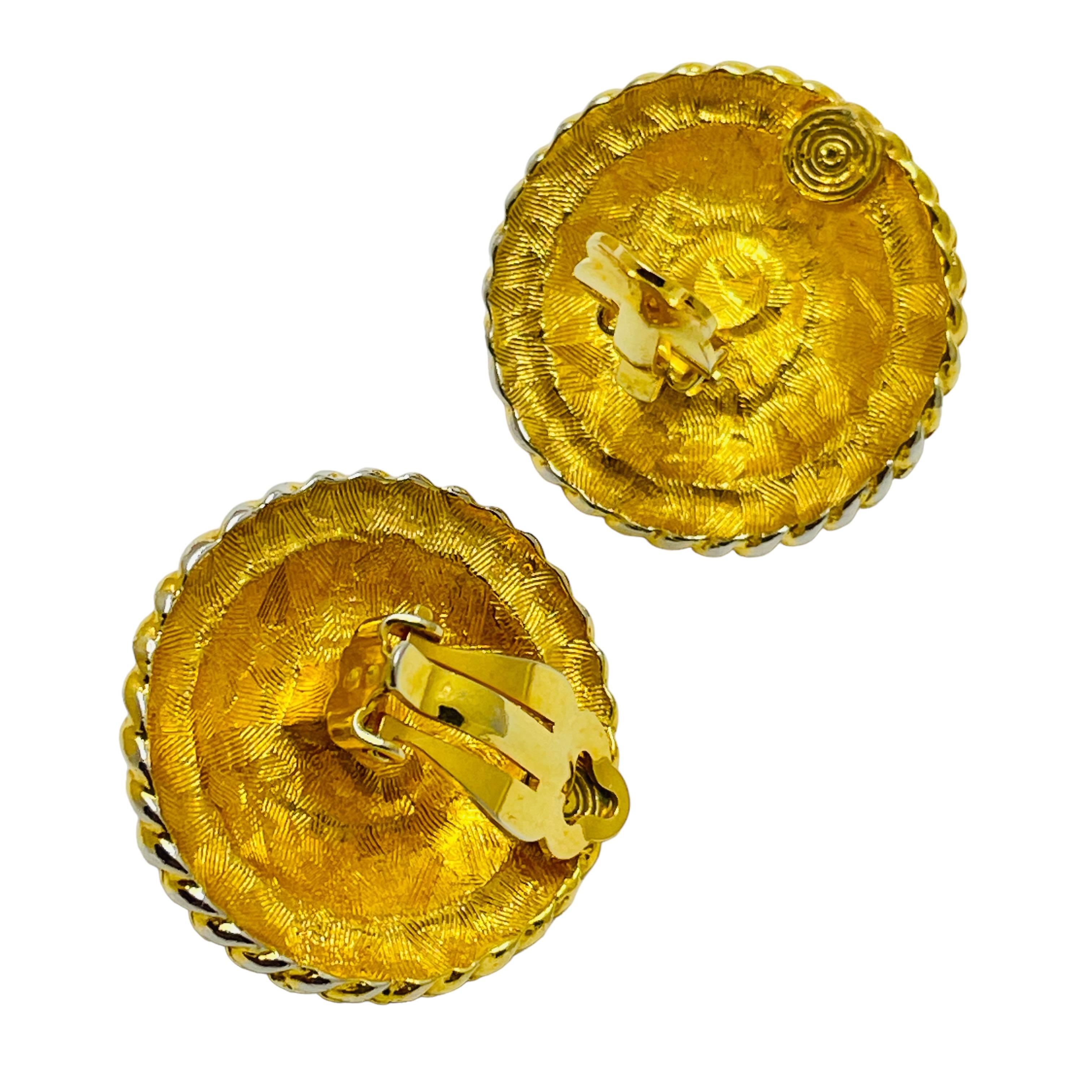 Vintage ANNE KLEIN gold tone pearl enamel designer clip on earrings In Good Condition For Sale In Palos Hills, IL