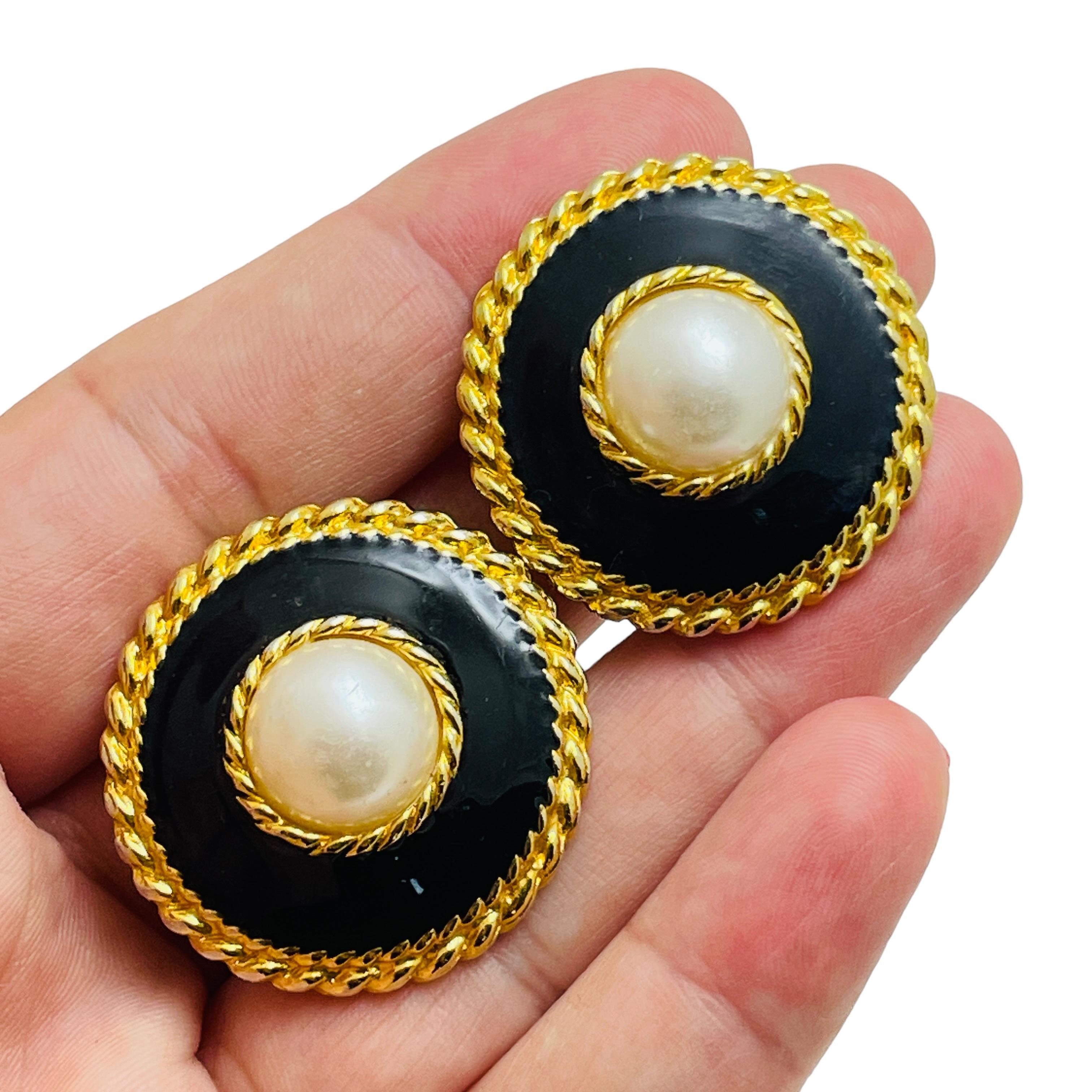 Women's Vintage ANNE KLEIN gold tone pearl enamel designer clip on earrings For Sale