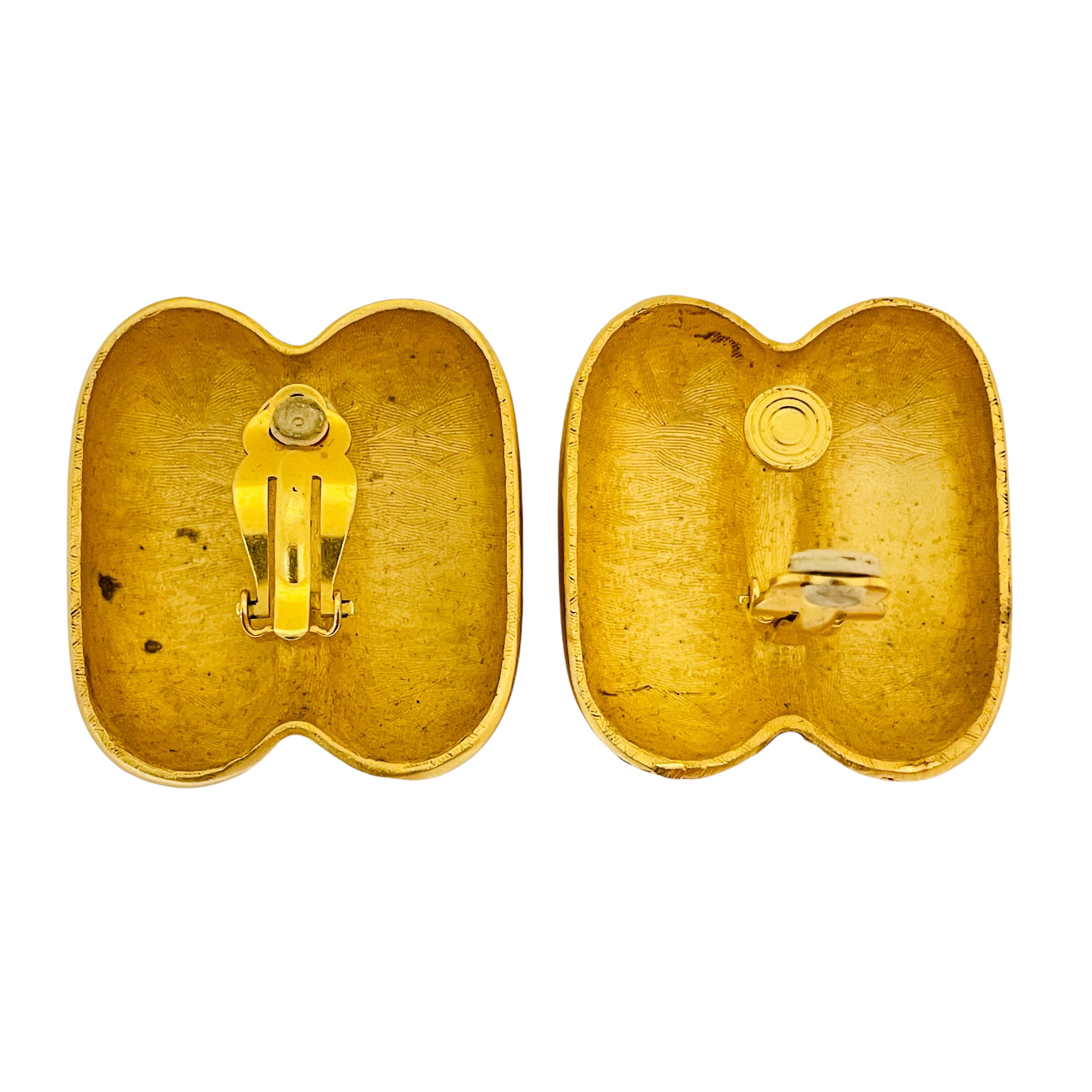 ANNE KLEIN Clips d'oreilles vintage de défilé de créatrice moderniste en or mat et énorme Pour femmes en vente