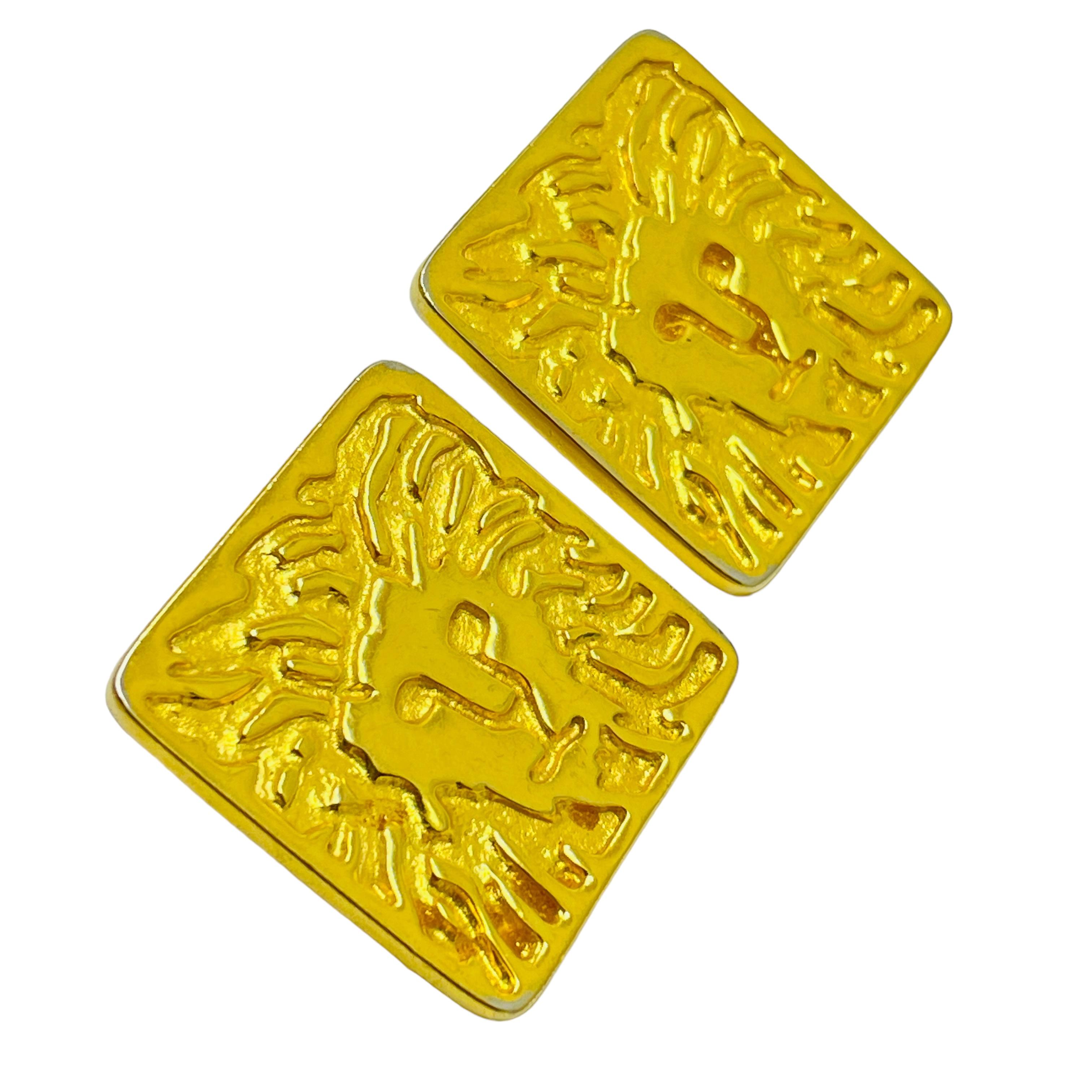 DETAILS

• unsigned ANNE KLEIN

• gold tone 

• vintage designer earrings

MEASUREMENTS  

• 

CONDITION

•  very good vintage condition with minimal signs of wear 

 Sku 45

❤️❤️  VINTAGE DESIGNER JEWELRY ❤️❤️

❤️❤️  ALEXANDER’S BOUTIQUE  ❤️❤️