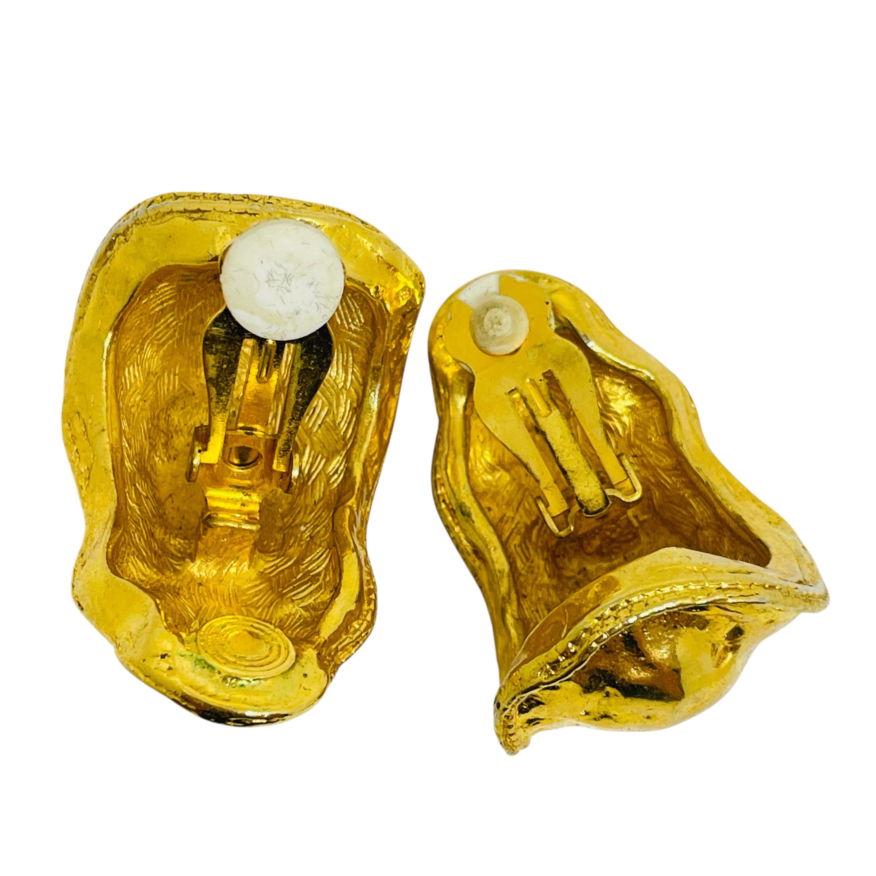 Vintage ANNE KLEIN madsive gold designer runway clip on earrings In Good Condition For Sale In Palos Hills, IL