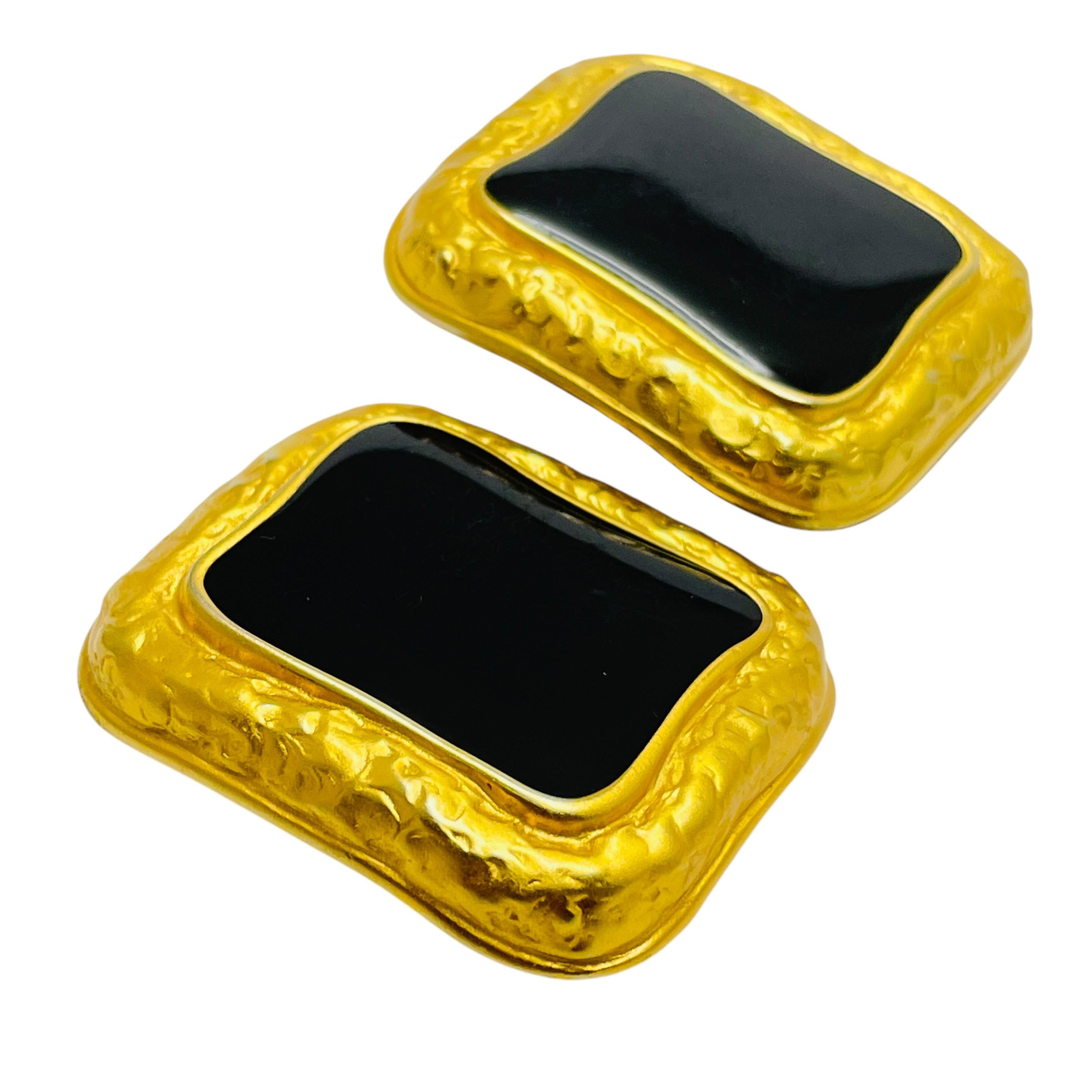 DETAILS

• unsigned  ANNE KLEIN

• gold tone with enamel

• vintage designer earrings

MEASUREMENTS  

• 

CONDITION

•  very good vintage condition with minimal signs of wear 

 Sku 49

❤️❤️  VINTAGE DESIGNER JEWELRY ❤️❤️

❤️❤️  ALEXANDER’S