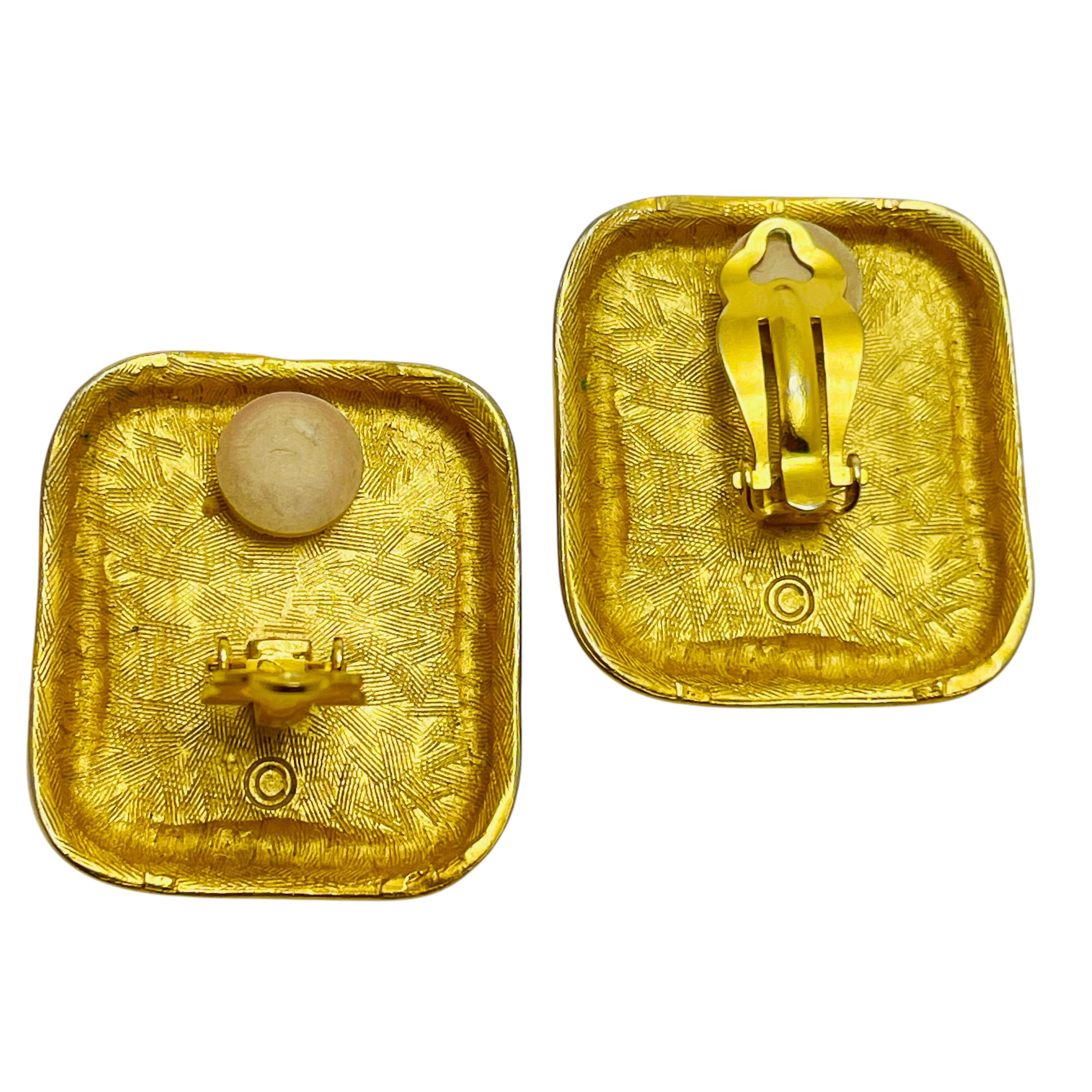 Vintage ANNE KLEIN massive gold tone enamel designer runway clip on earrings In Good Condition For Sale In Palos Hills, IL