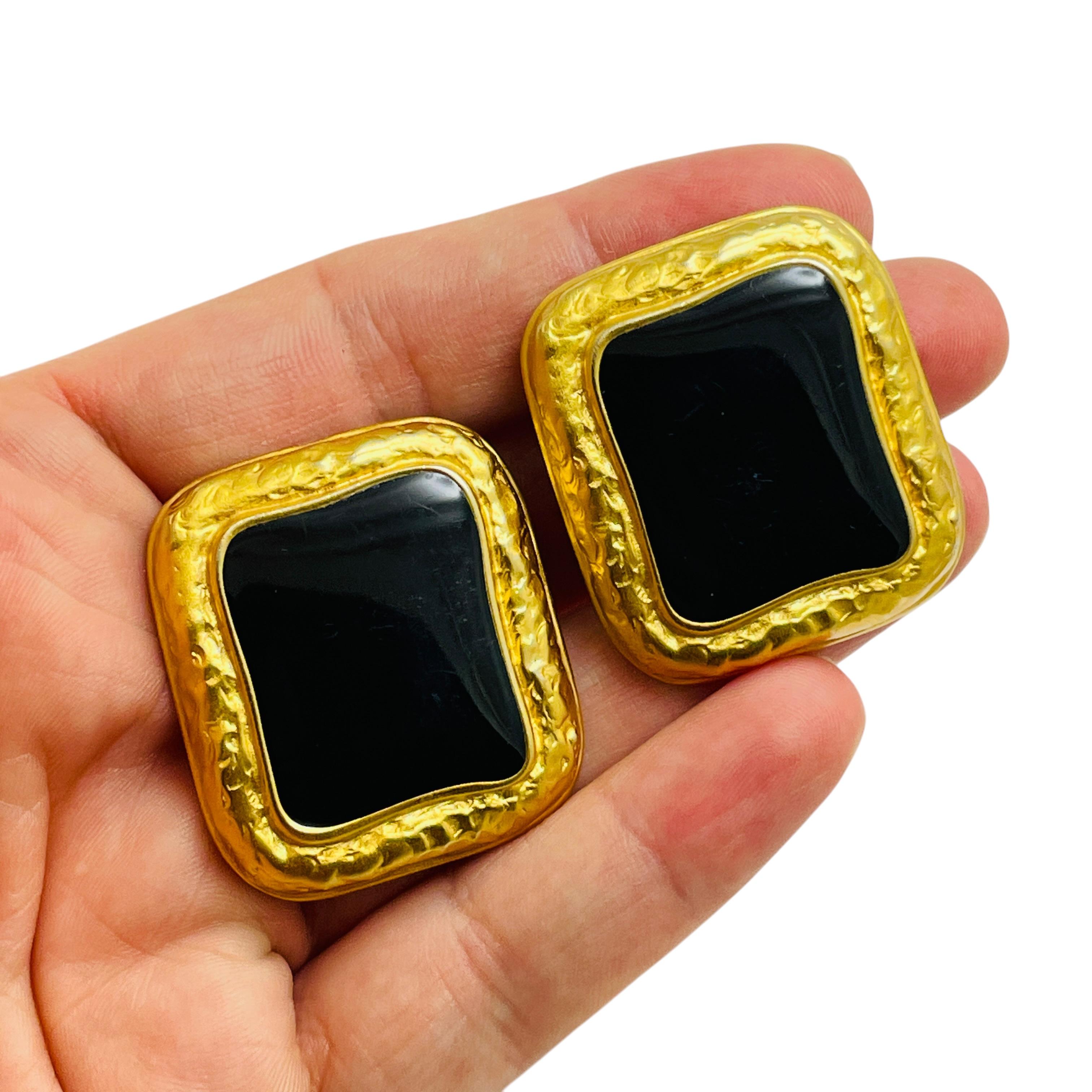 Women's Vintage ANNE KLEIN massive gold tone enamel designer runway clip on earrings For Sale