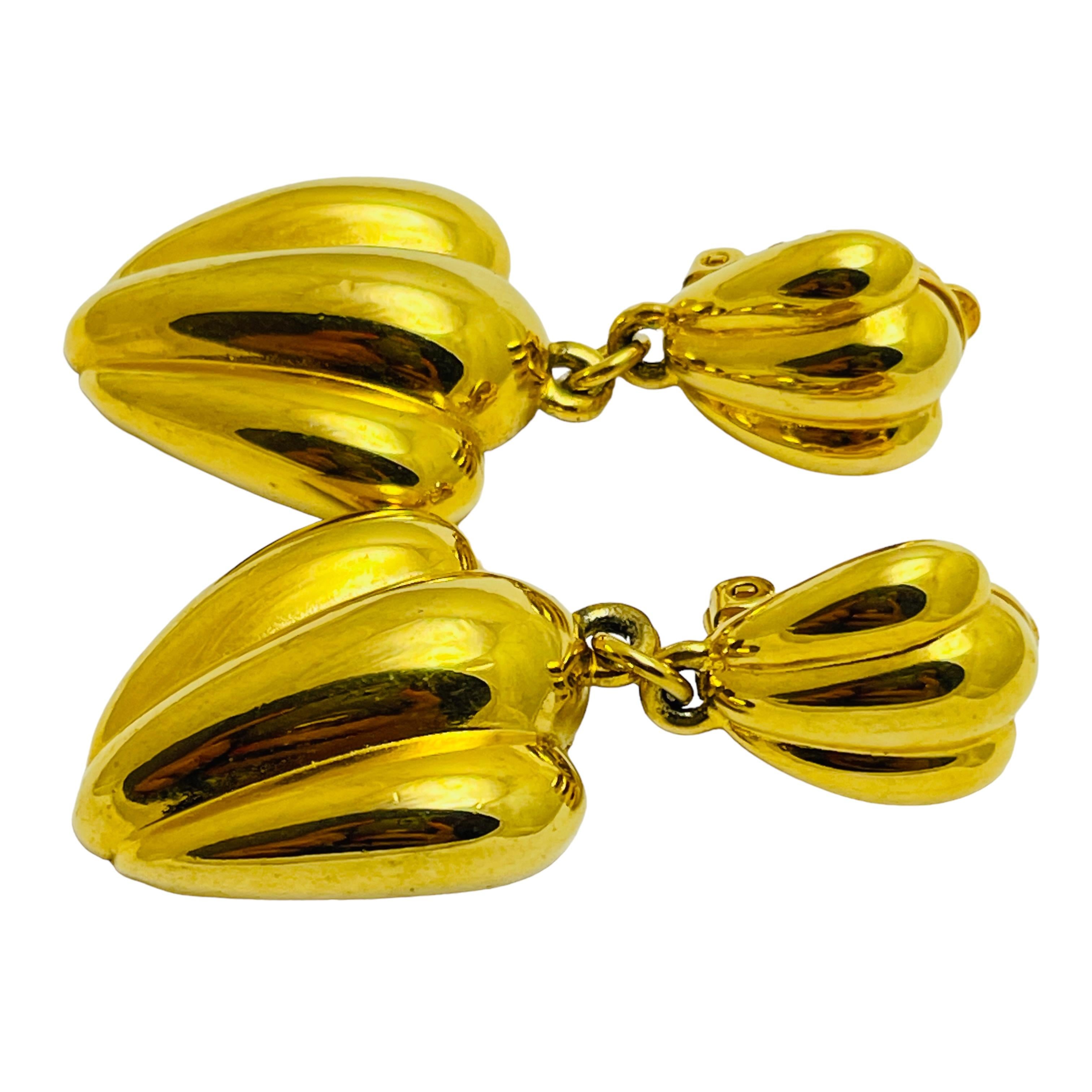 DETALLES

- sin firmar ANNE KLEIN 

- tono dorado 

- pendientes vintage de diseño

MEDIDAS  

- 

CONDICIÓN

-  muy buen estado vintage con mínimos signos de desgaste 

 Código 46

❤️❤️  JOYAS DE DISEÑO VINTAGE ❤️❤️

❤️❤️  BOUTIQUE DE ALEXANDER 