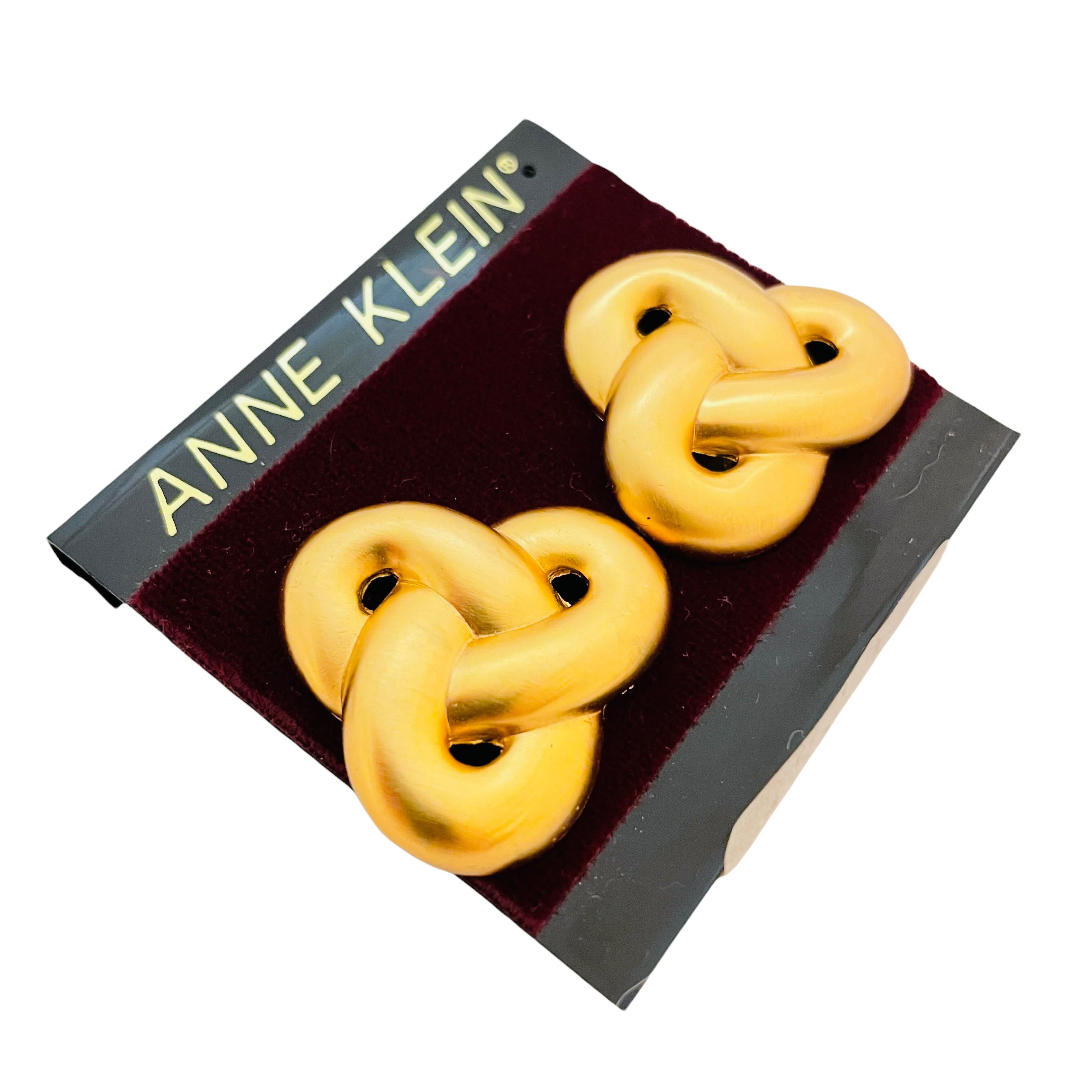 DETAILS

• unsigned ANNE KLEIN

• gold tone 

• vintage designer runway earrings

MEASUREMENTS

• 1.25