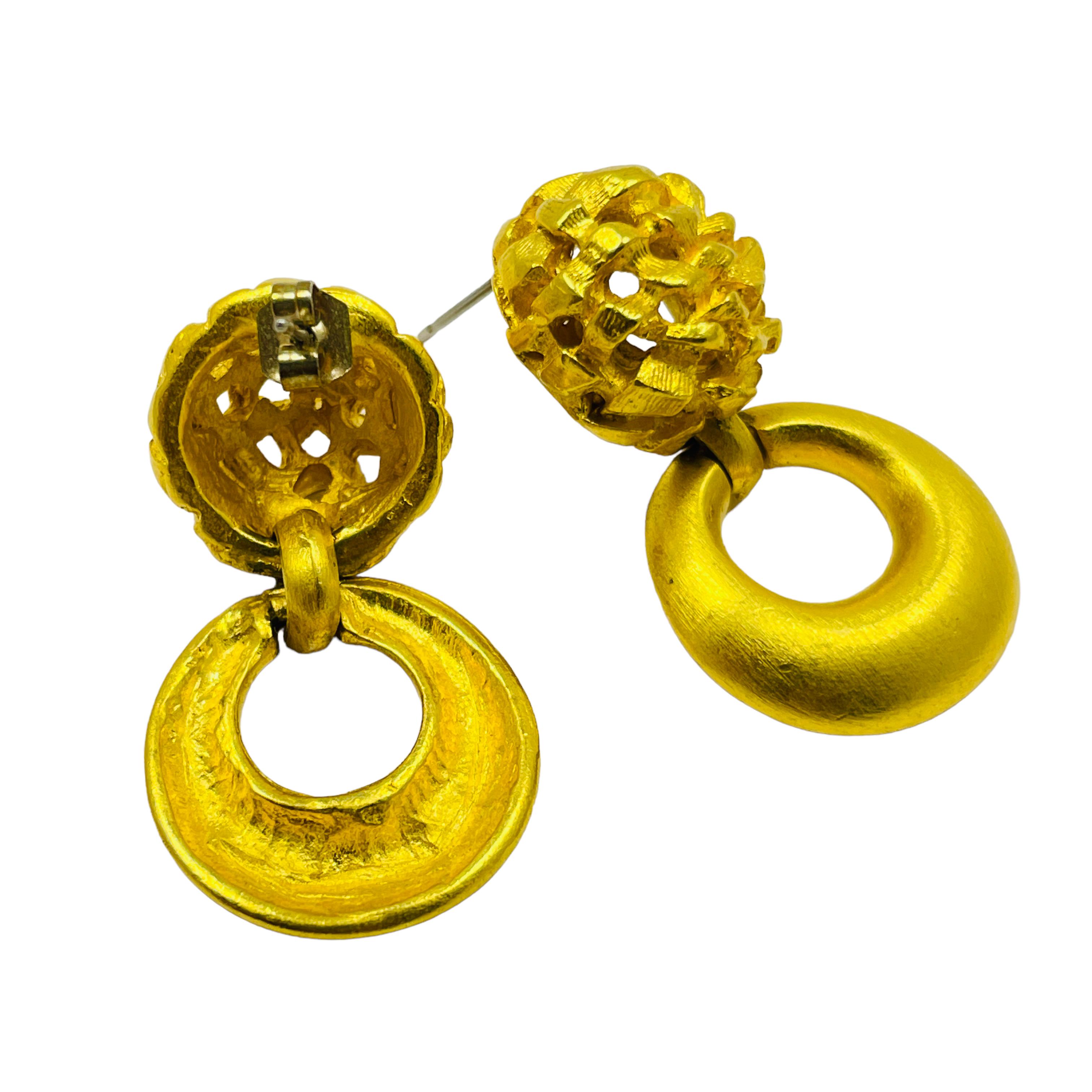 KLEIN: durchbrochene Vintage-Ohrringe aus mattem Gold im Zustand „Gut“ im Angebot in Palos Hills, IL