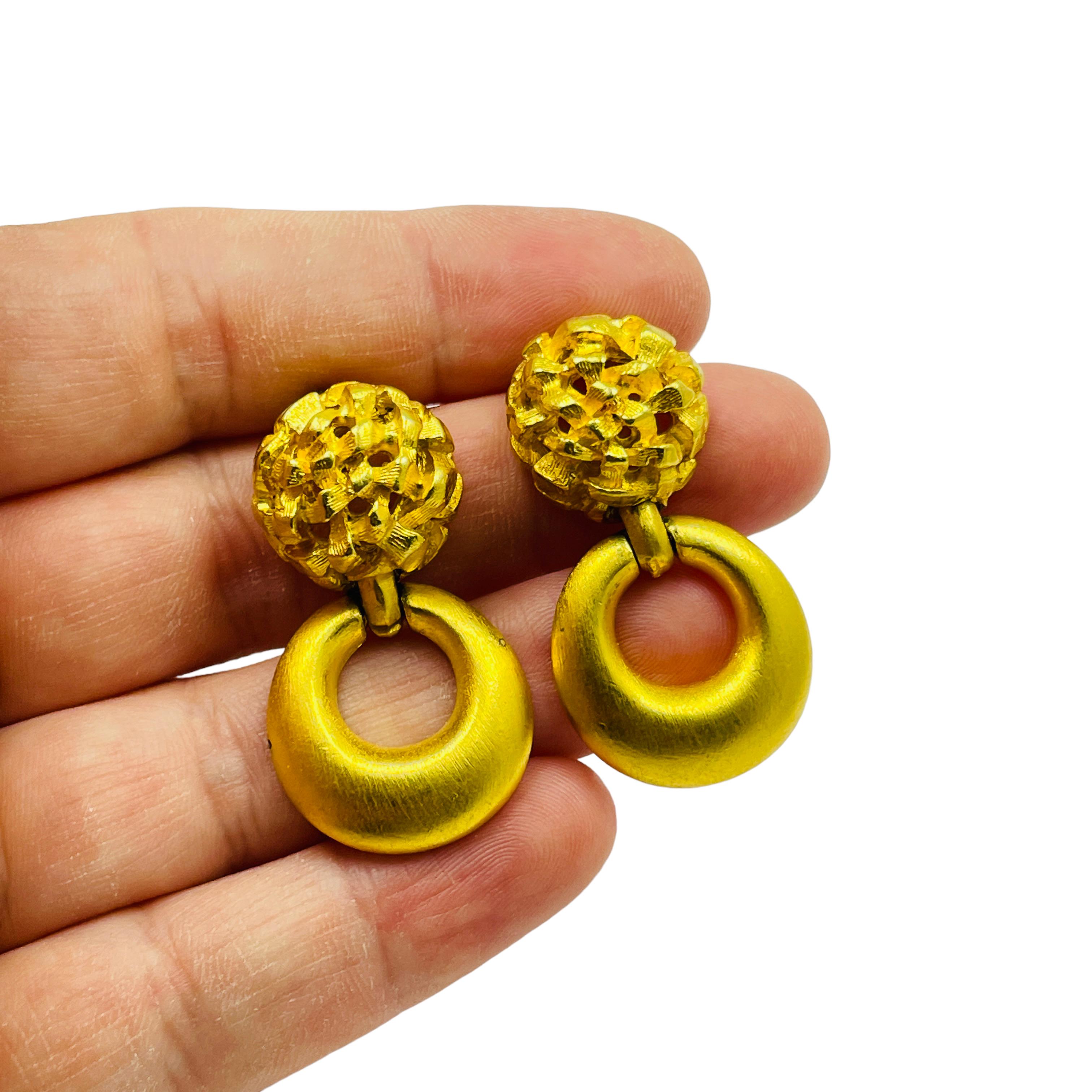 ANNE KLEIN Boucles d'oreilles vintage percées vintage en or mat en forme de porte-clés Unisexe en vente