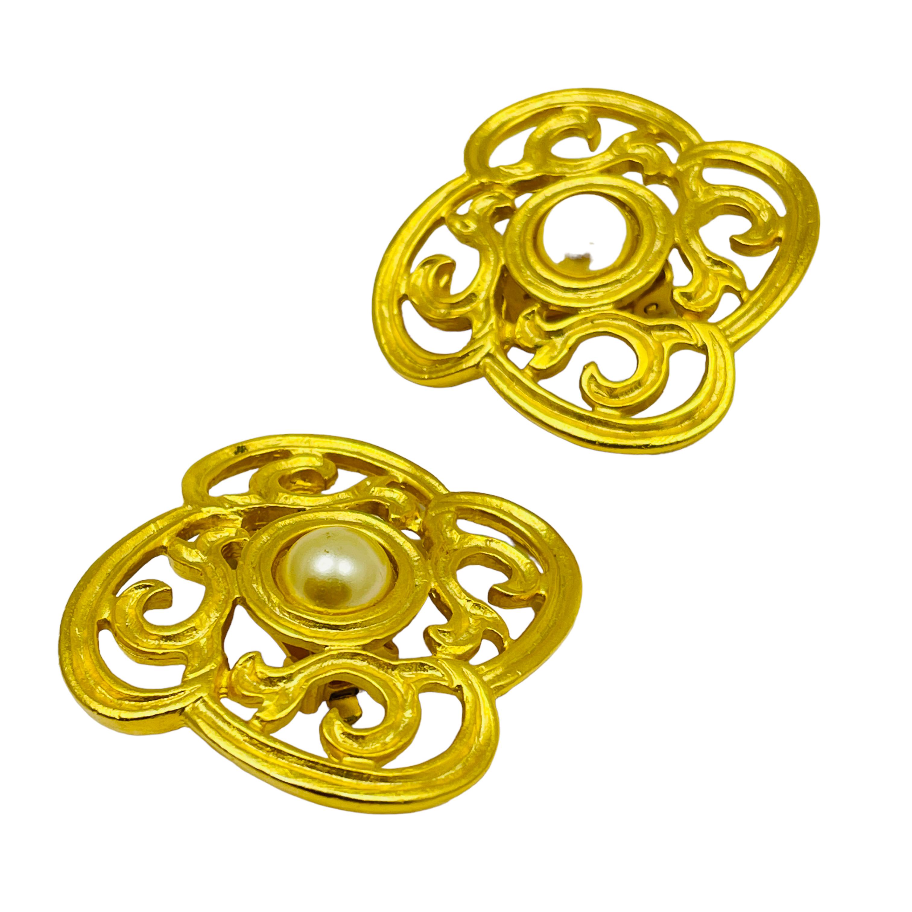 DETAILS

- • ohne Vorzeichen ANNE KLEIN

- • goldfarben mit Perlen

- • Vintage-Designer-Ohrringe mit Clip

MASSNAHMEN

- • 1,5