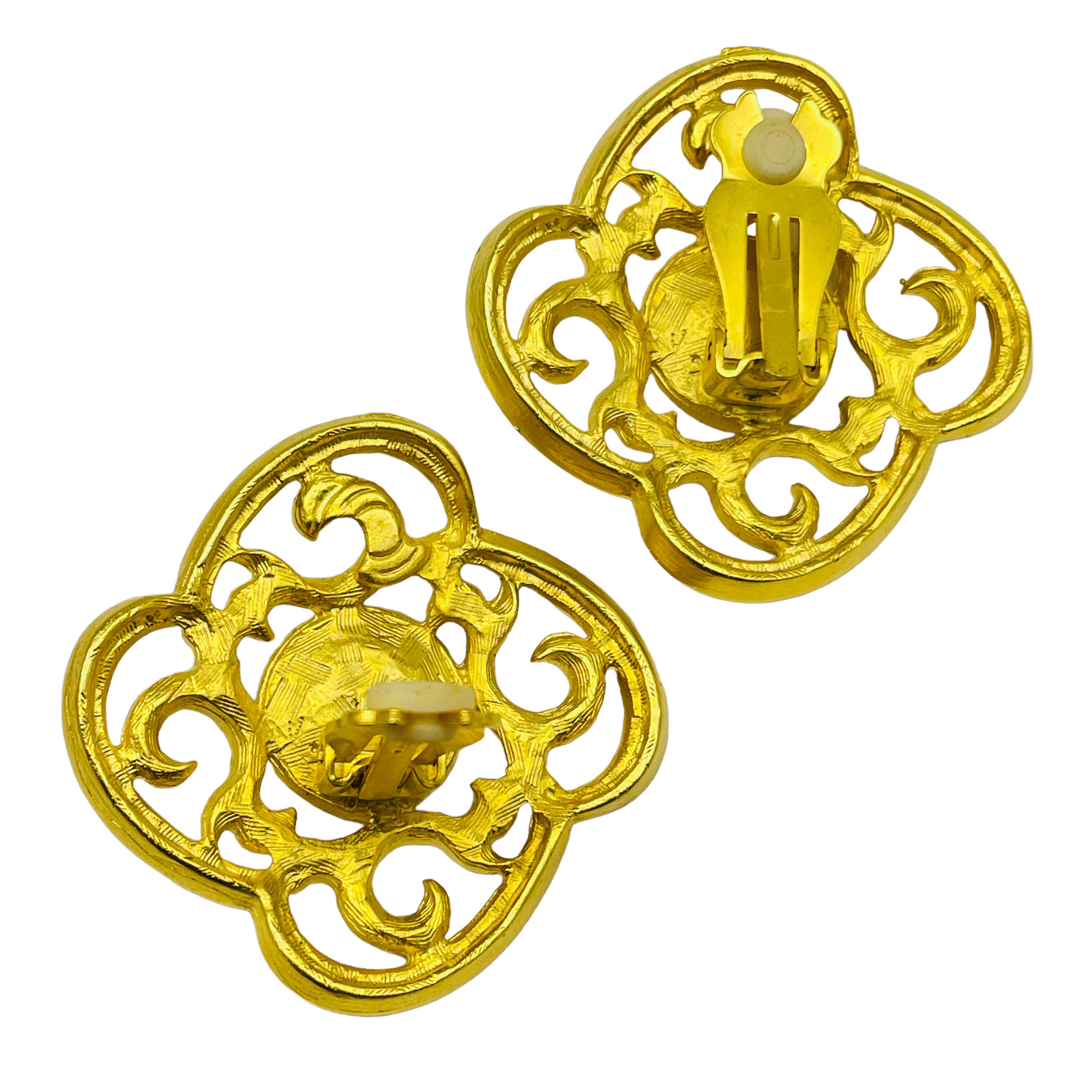 KLEIN Designer-Laufsteg-Ohrclips aus mattem Gold mit Perlen im Zustand „Gut“ im Angebot in Palos Hills, IL