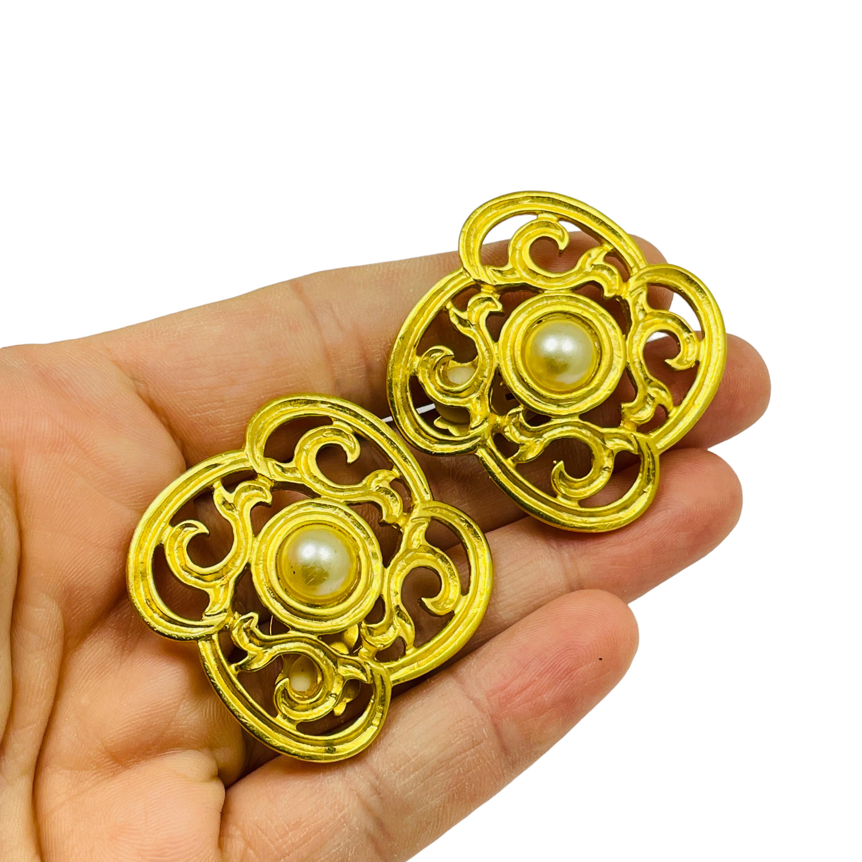 KLEIN Designer-Laufsteg-Ohrclips aus mattem Gold mit Perlen für Damen oder Herren im Angebot