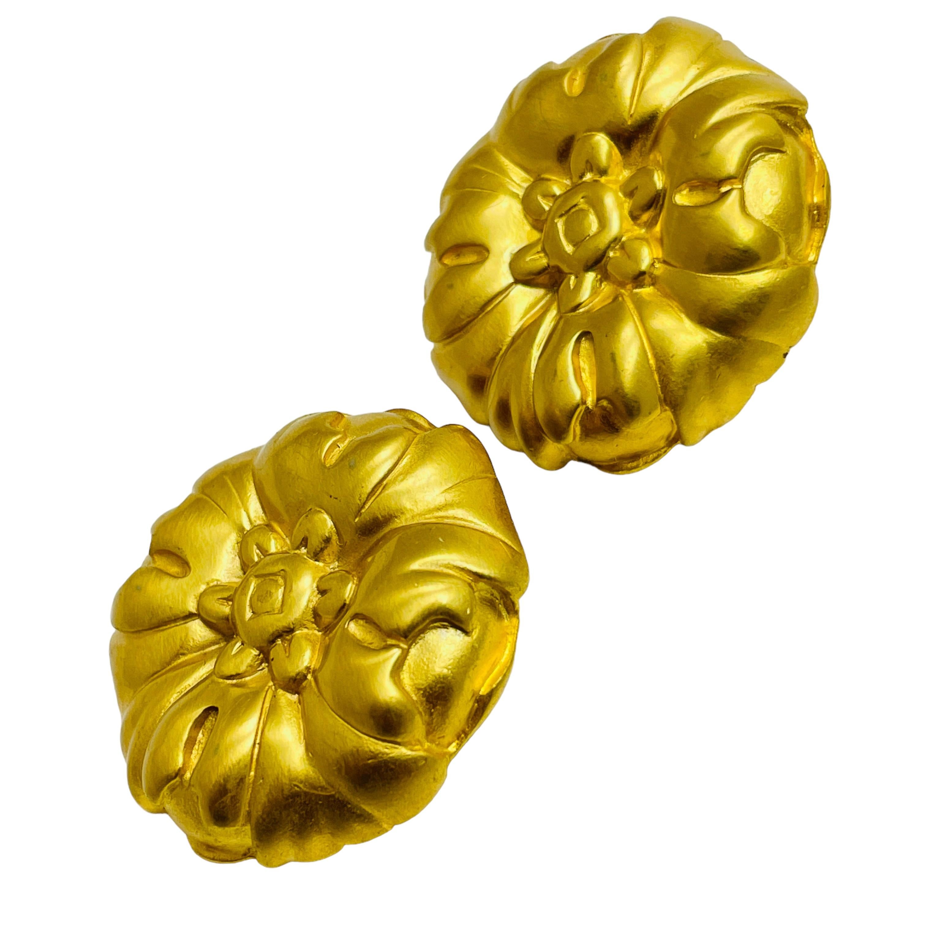DETAILS

• unsigned ANNE JLEIN

• gold tone  

• vintage designer earrings

MEASUREMENTS  

• 

CONDITION

•  very good vintage condition with minimal signs of wear 

 Sku 46

❤️❤️  VINTAGE DESIGNER JEWELRY ❤️❤️

❤️❤️  ALEXANDER’S BOUTIQUE  ❤️❤️