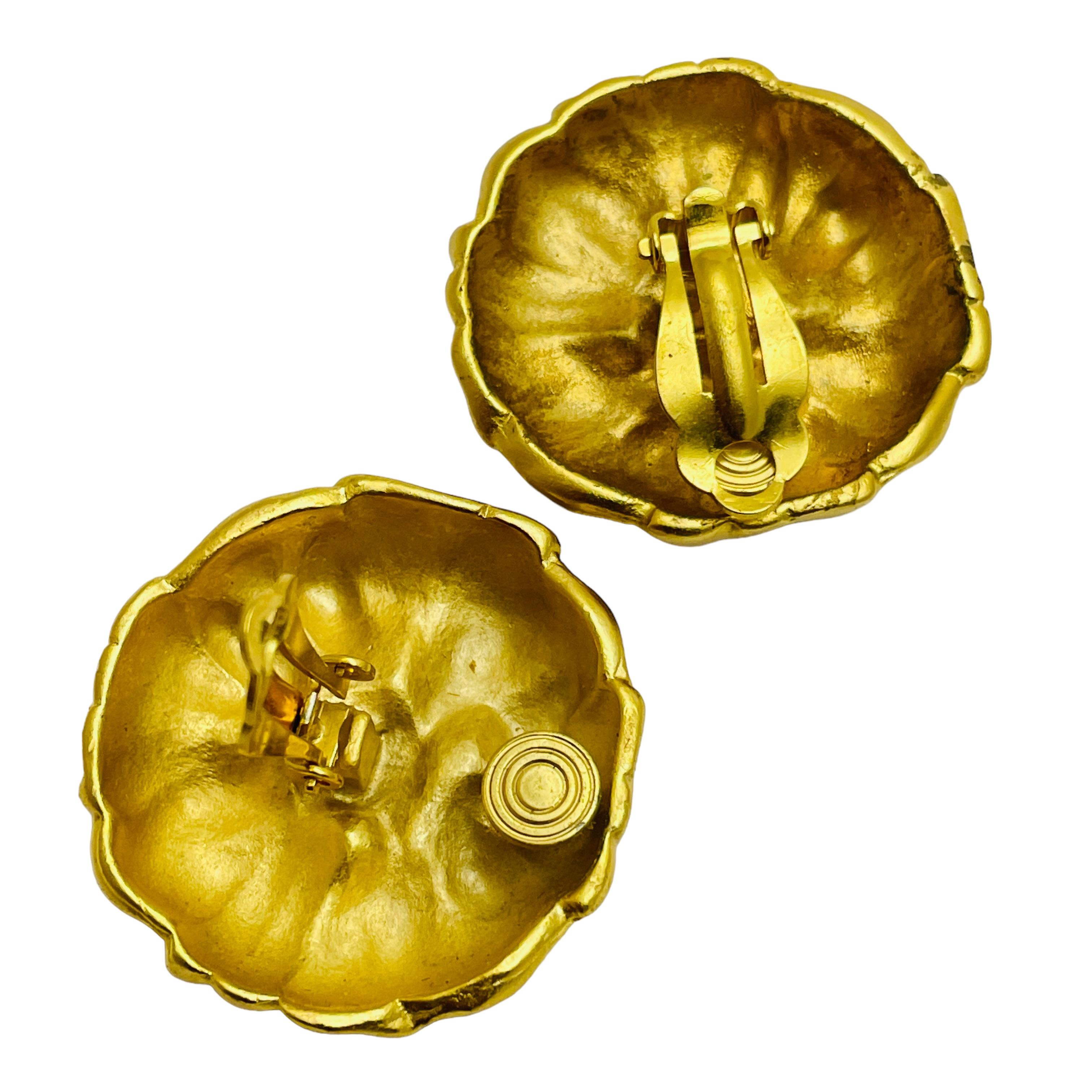 Vintage ANNE KLEIN matte gold tone clip on earrings In Good Condition For Sale In Palos Hills, IL
