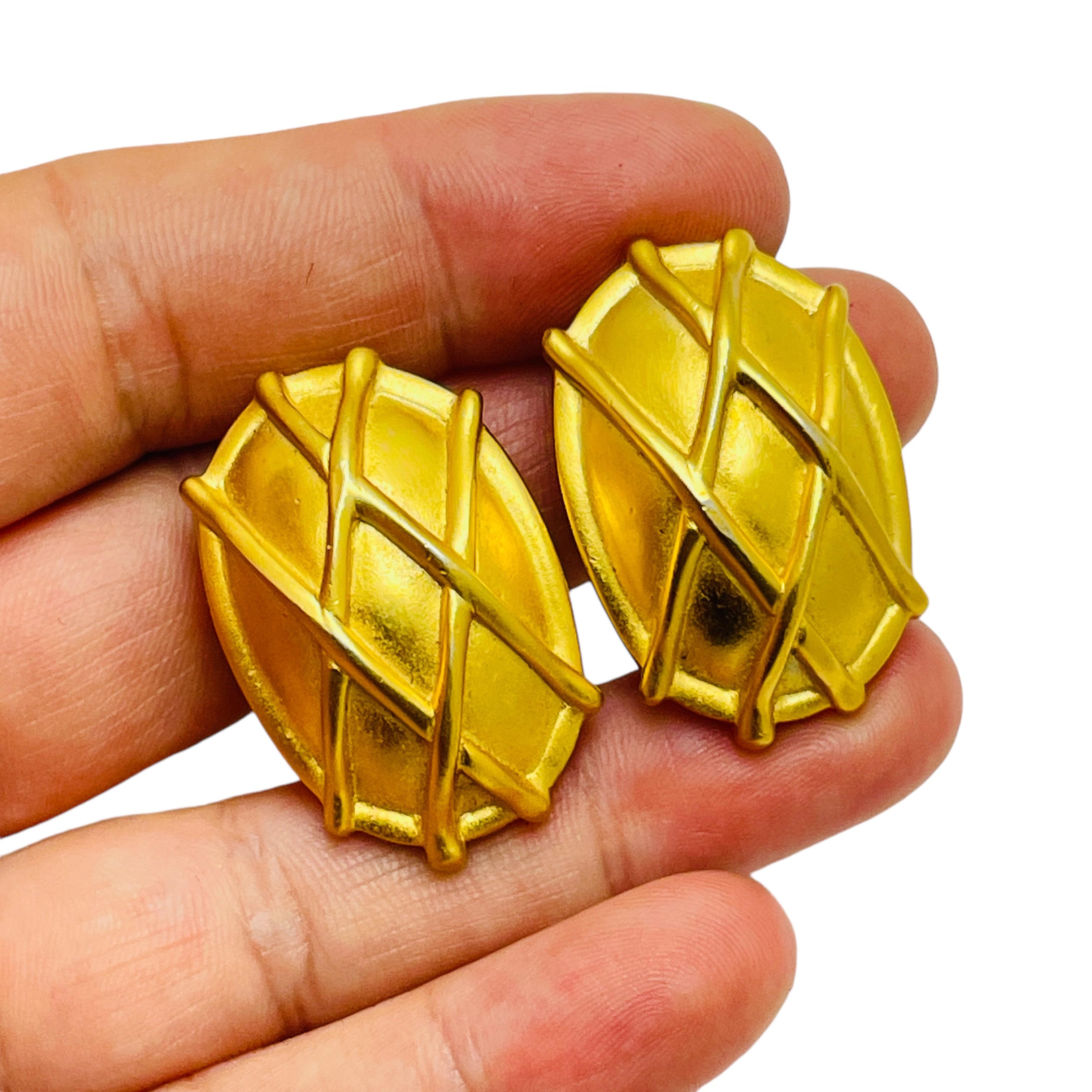 Vintage ANNE KLEIN etruskische Designer-Ohrclips in mattem Goldton, Vintage Damen im Angebot