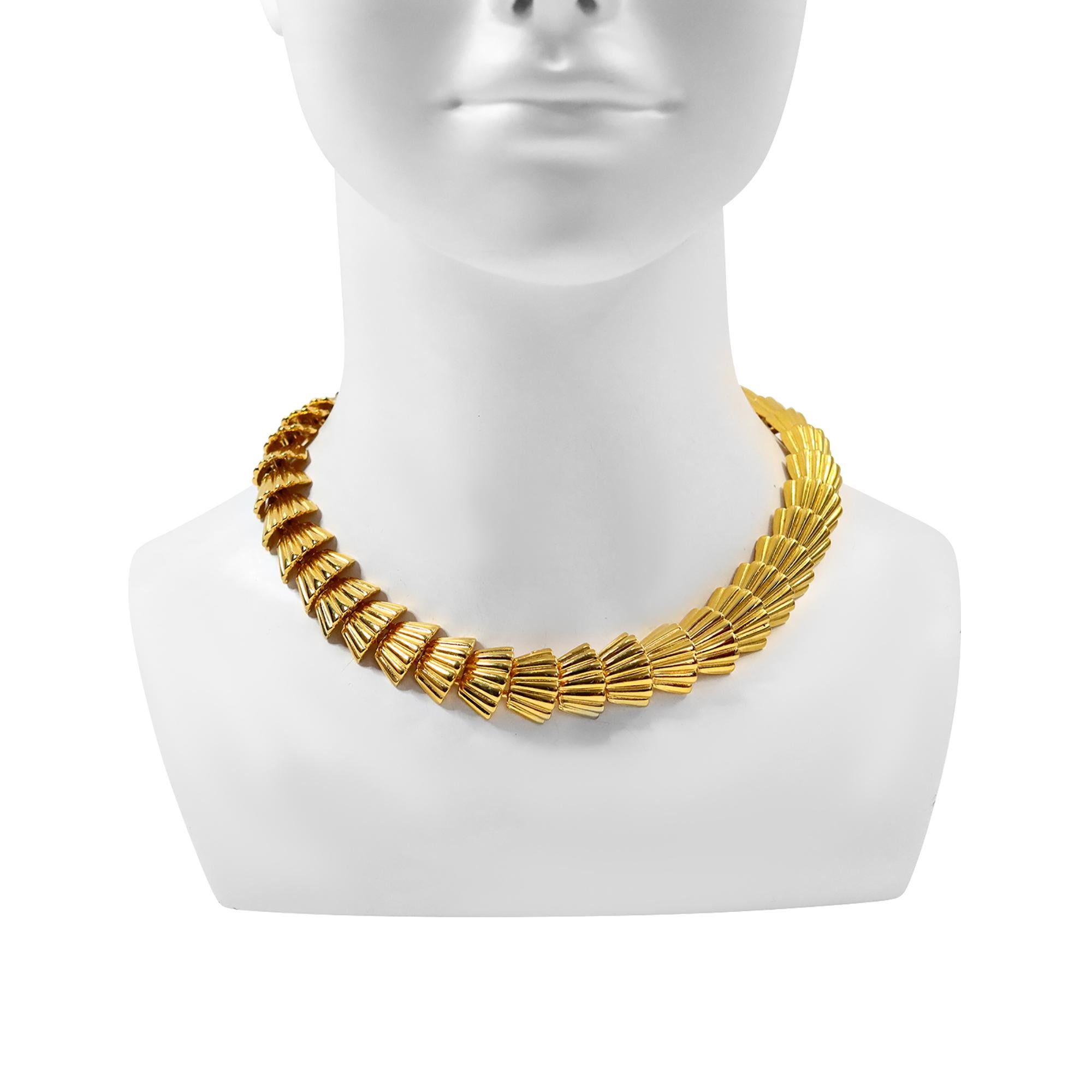 Collar vintage Anne Klein apilado en forma de abanico dorado.  Son como secretos de los años 80.  Son collares bien hechos, elaborados durante la época, que resultan auténticamente chic.  Las joyas de Anne Klein eran famosas por su excepcional