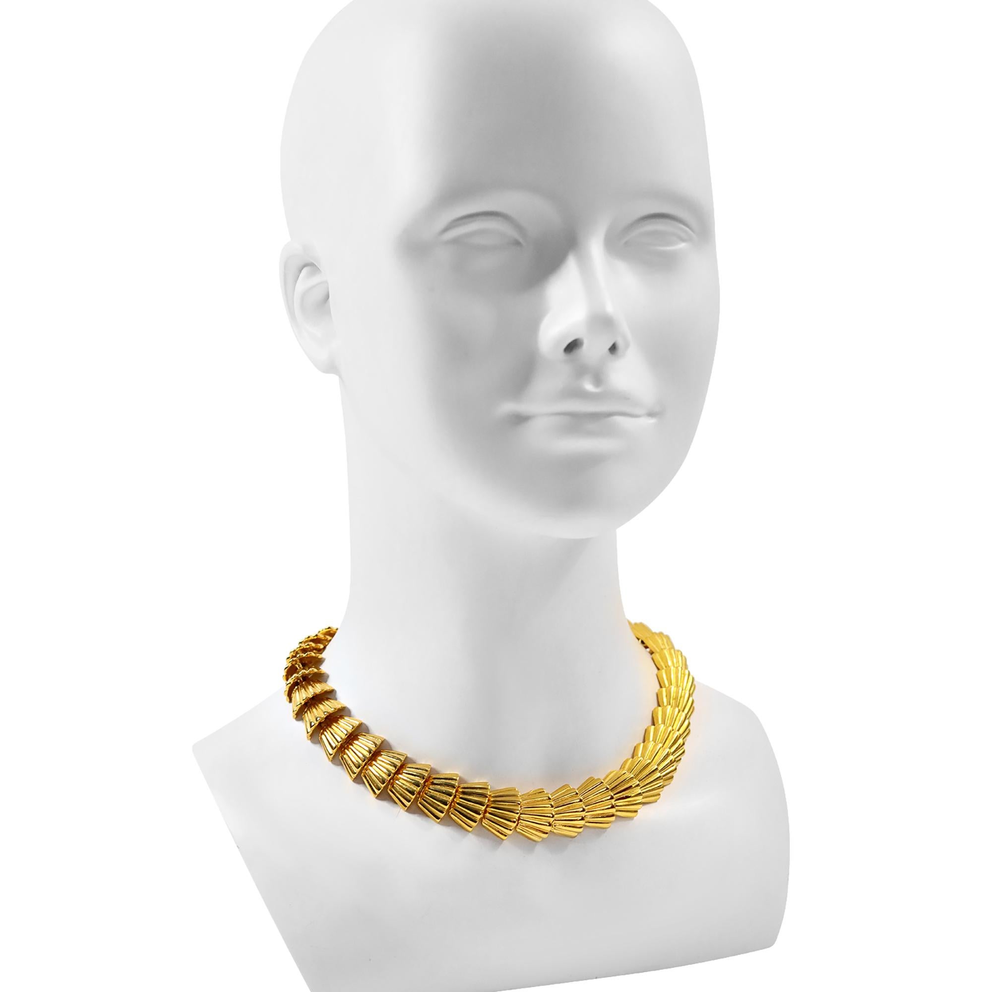 Collar de abanico de oro apilado vintage Anne Klein Circa años 80 Moderno en venta