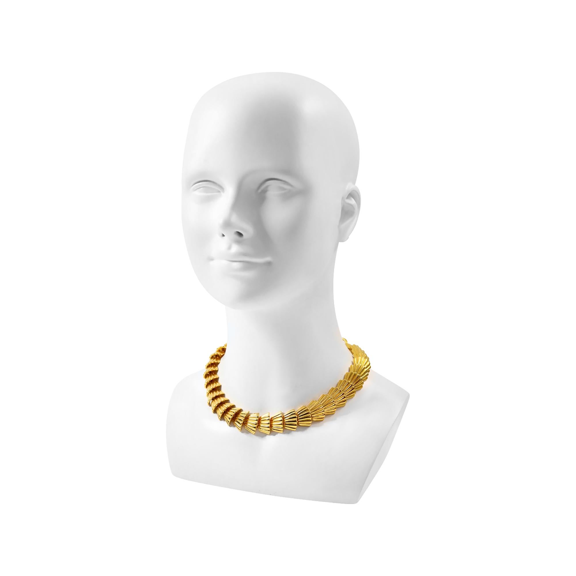 Collar de abanico de oro apilado vintage Anne Klein Circa años 80 en Bueno estado para la venta en New York, NY