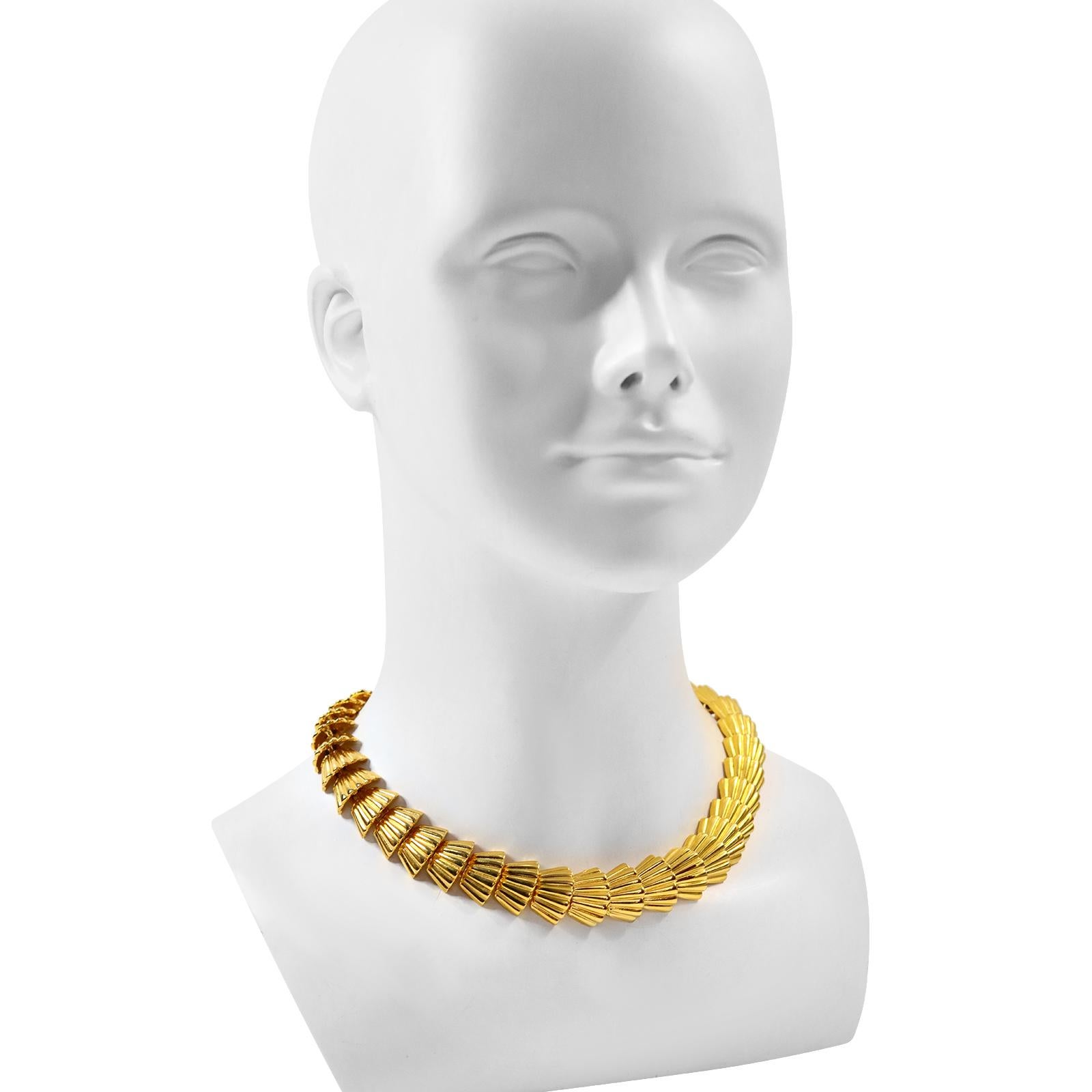 Moderne Anne Klein, collier empil vintage en forme d'ventail en or, circa 1980 en vente