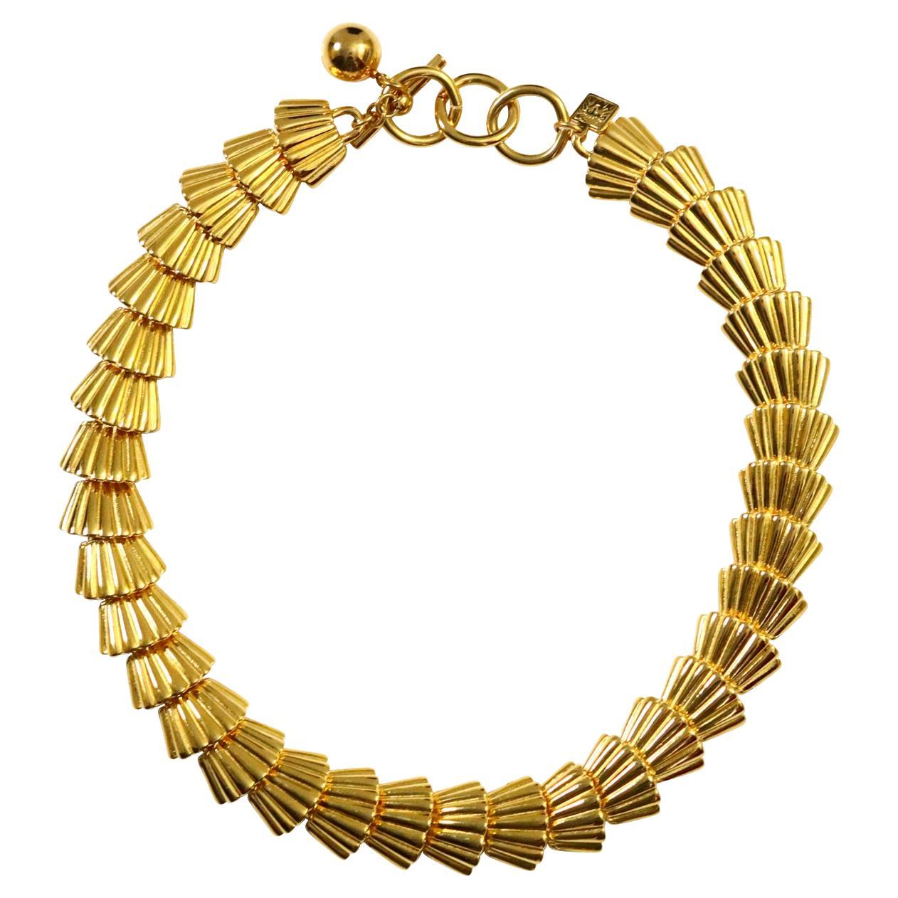 Vintage A. Klein - Collana a ventaglio impilata in tonalità oro.  Sono segreti che risalgono agli anni '80.  Si tratta di collane di buona fattura realizzate in quel periodo e davvero chic.  I gioielli di Anne Klein erano rinomati per la loro