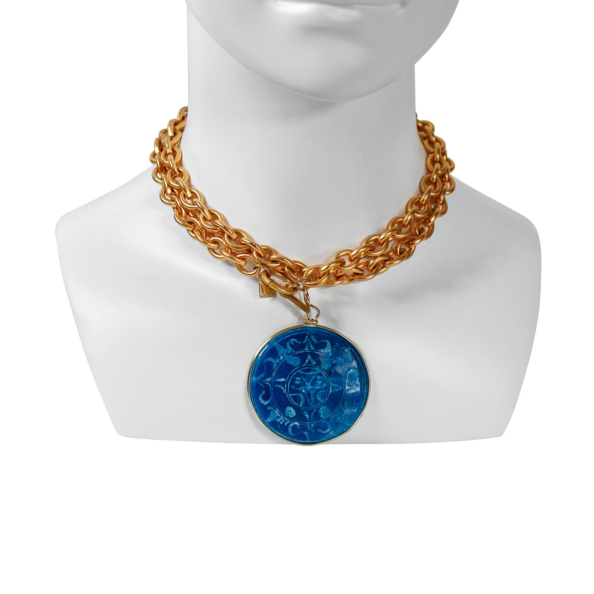 Collar vintage Anne Klein con disco azul Circa años 80 Moderno en venta