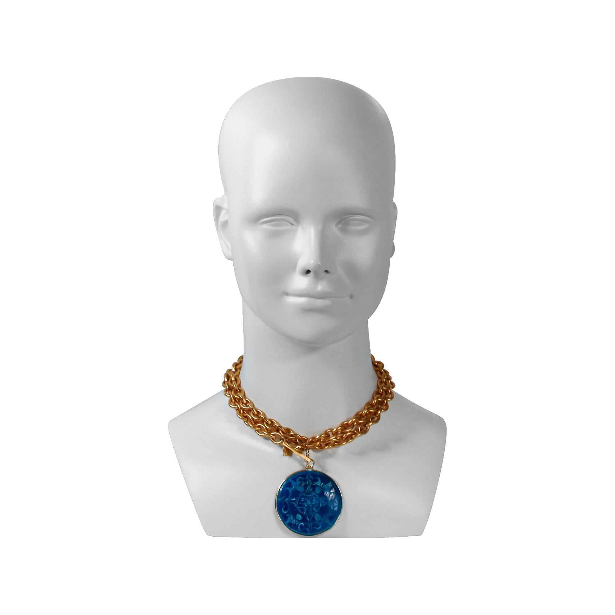 Collar vintage Anne Klein con disco azul.   Se puede llevar doblado alrededor del cuello, como se muestra en la imagen. Se trata de una cadena de eslabones redonda, pesada, de oro mate, con un gran disco azul redondo. El disco tiene una cara mate y