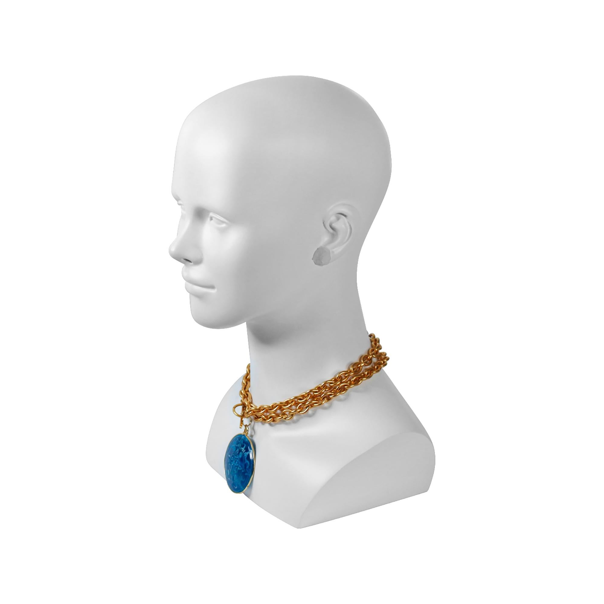 Collar vintage Anne Klein con disco azul Circa años 80 en Bueno estado para la venta en New York, NY