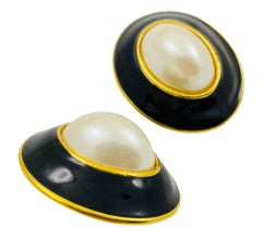 ANNE KLEINN Clips d'oreilles vintage de créatrice en émail doré et perles de défilé