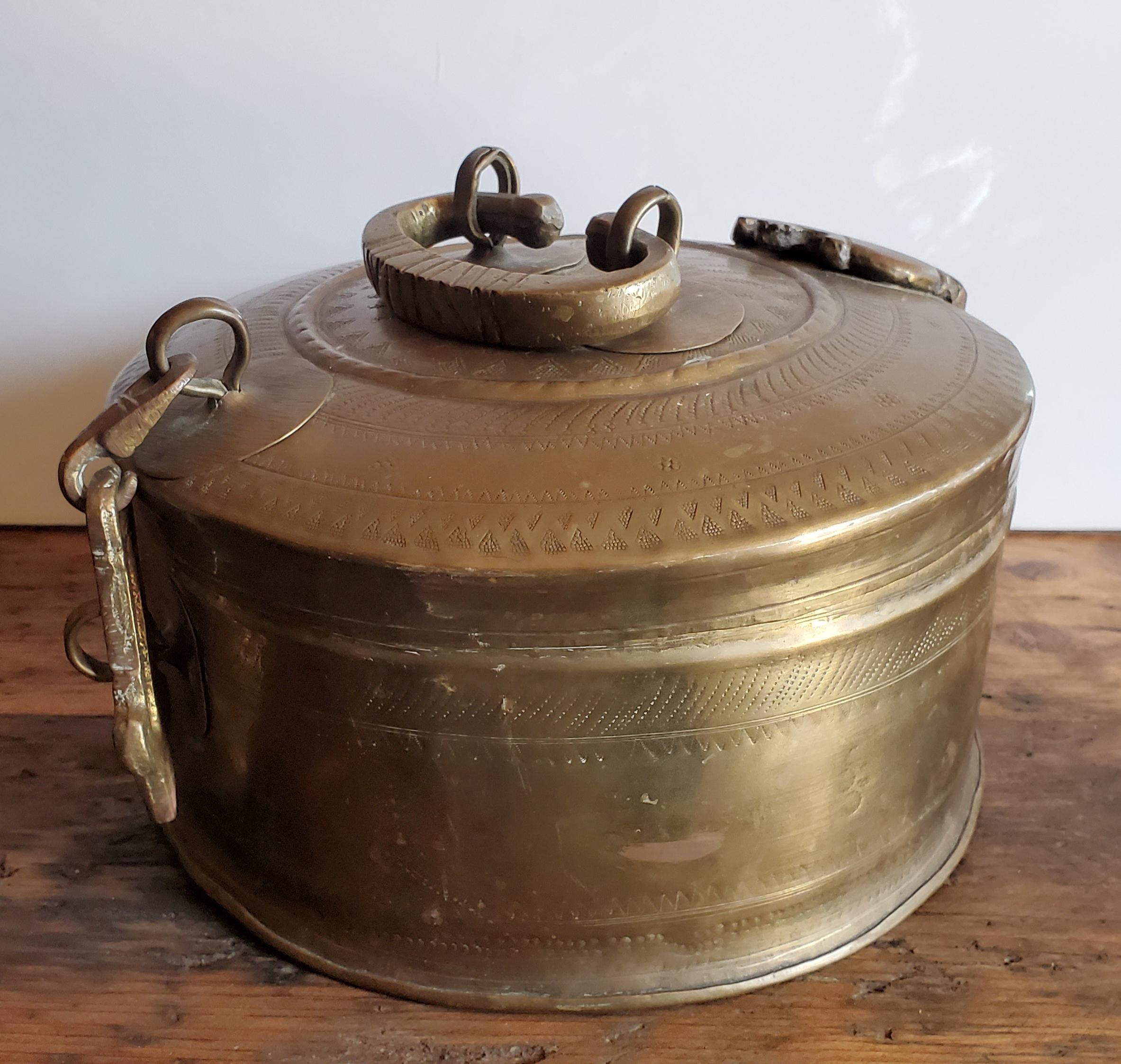 Vintage Ansian Brass Spice Box or canister In Good Condition For Sale In Orlando, FL