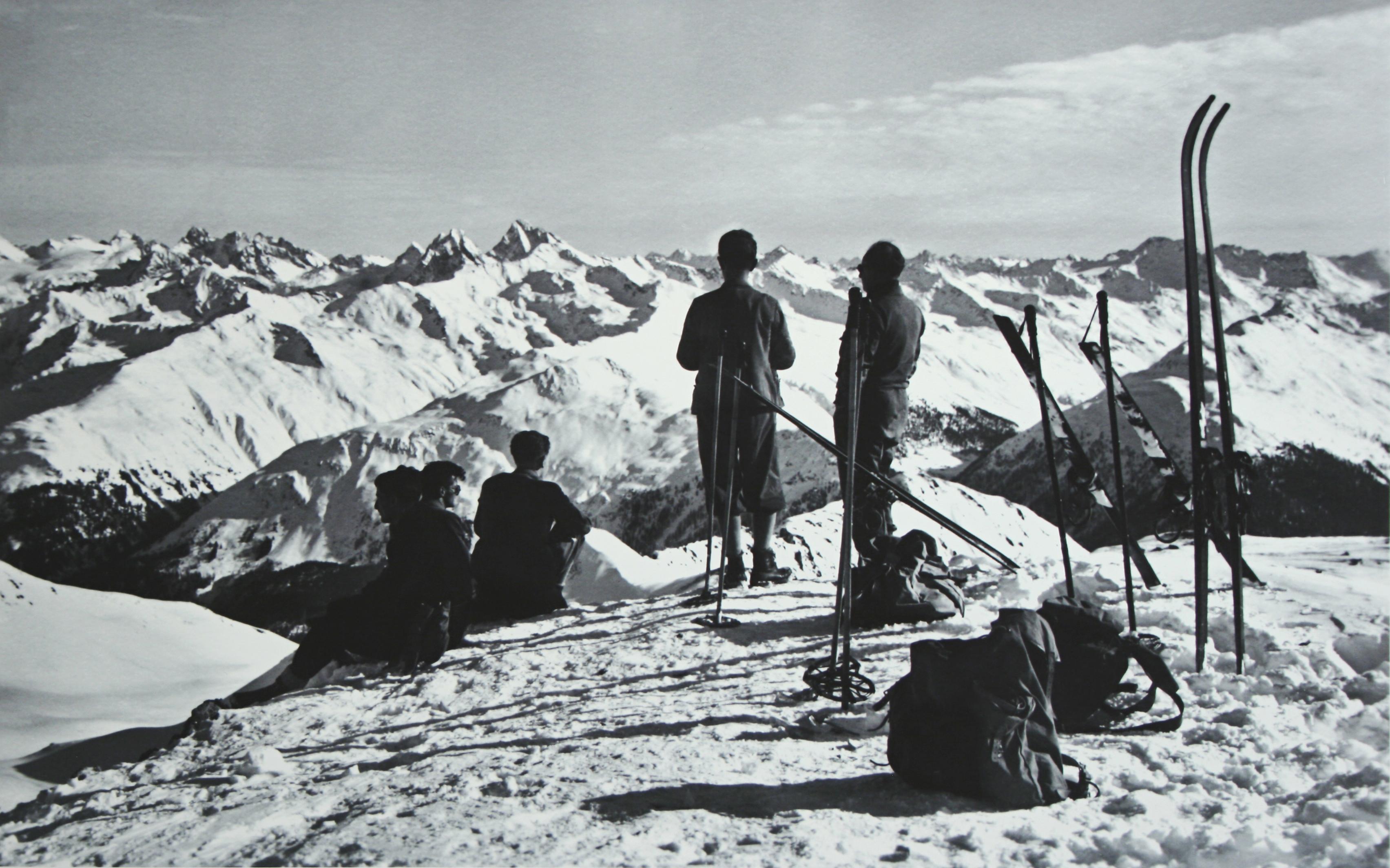 dAVOS, PARSENN', une nouvelle image photographique en noir et blanc montée d'après une photographie de ski originale des années 1930. Les photos alpines en noir et blanc sont le complément parfait à toute maison ou chalet de ski. N'hésitez pas à