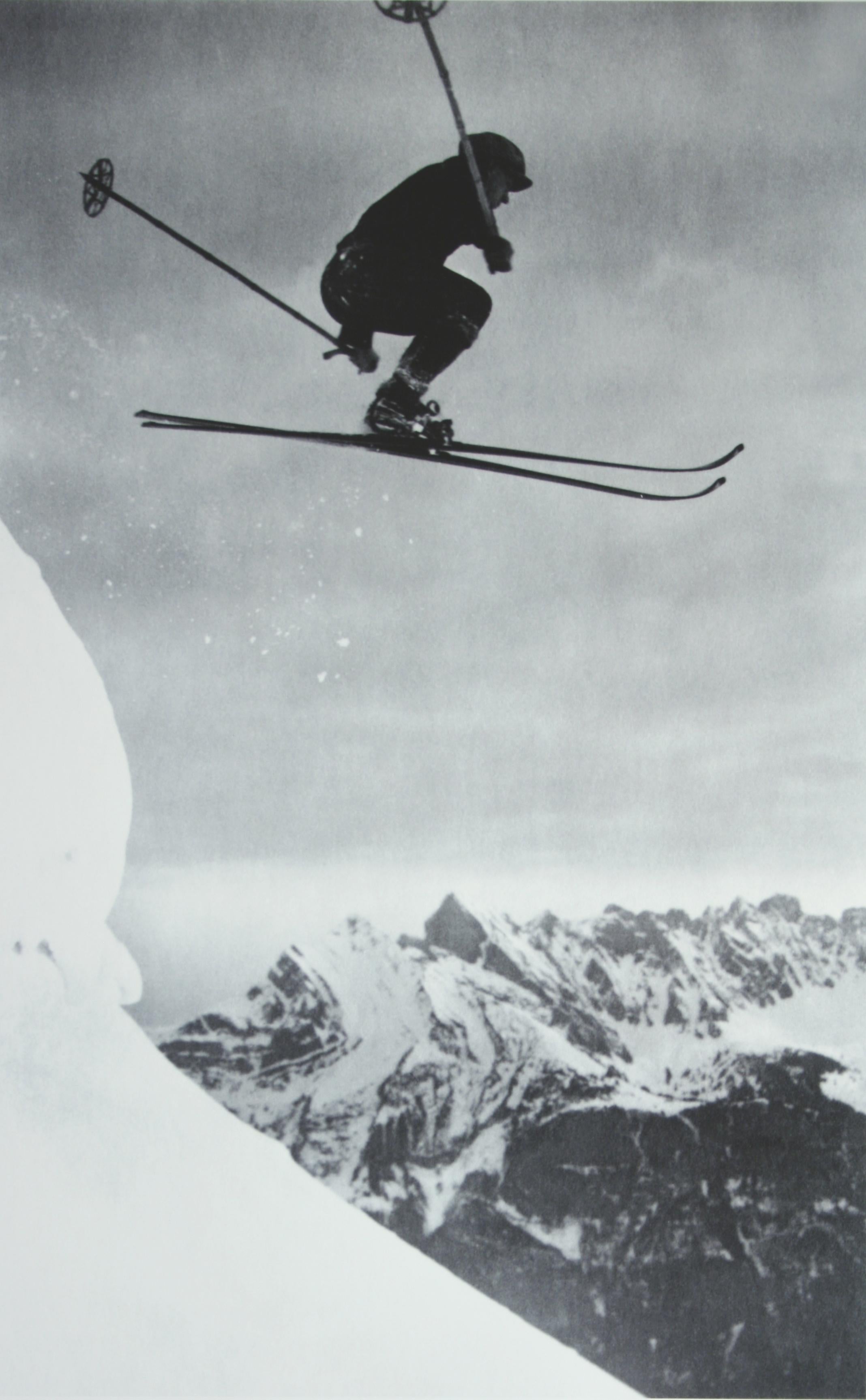 Skifotografie.
der Sprung'', eine neu aufgezogene Schwarz-Weiß-Fotografie nach einem Original-Skifoto aus den 1930er Jahren. Schwarz-Weiß-Fotos aus den Alpen sind die perfekte Ergänzung für jedes Haus oder jede Skihütte. Bevor das Skifahren zu