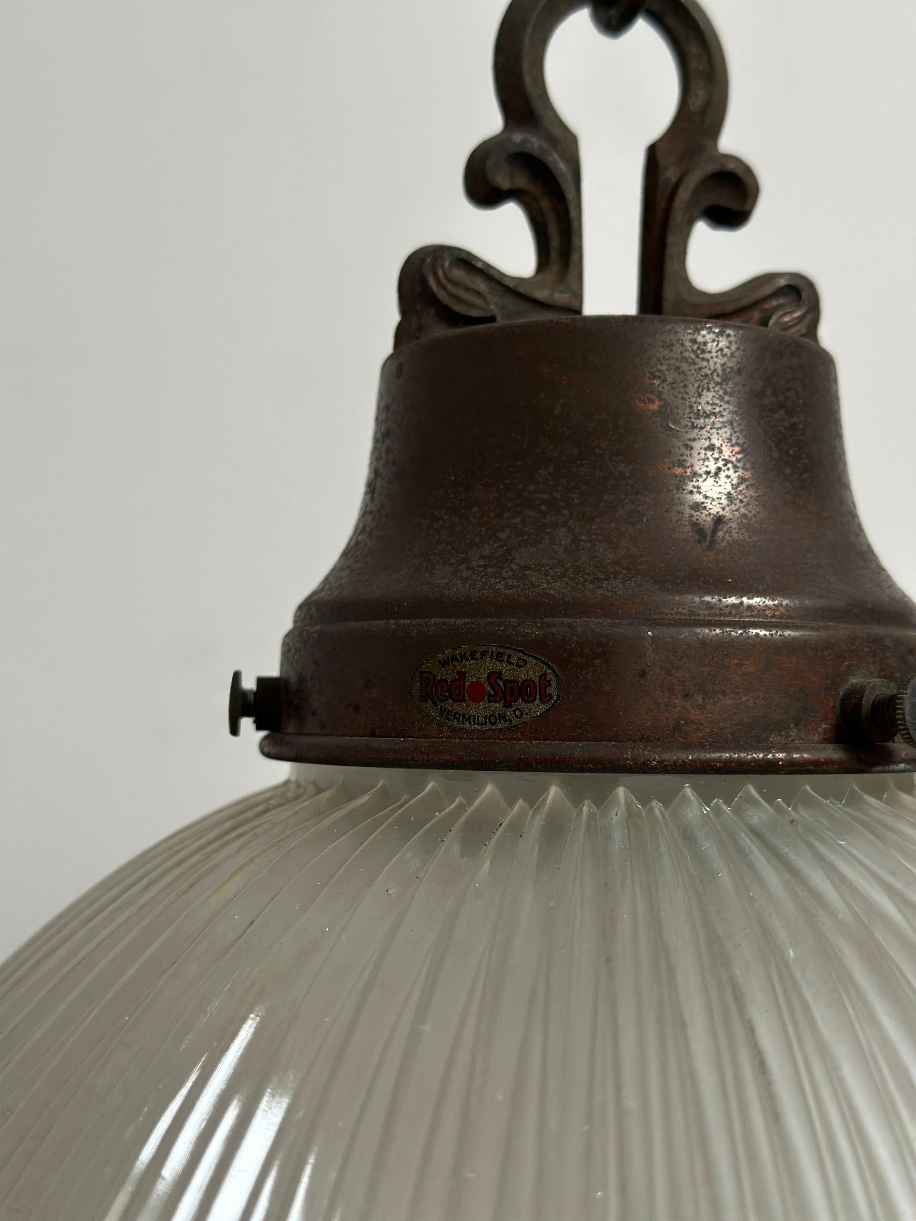 Lámpara colgante de techo antigua americana de tres partes de cristal holófano en Bueno estado para la venta en Sale, GB